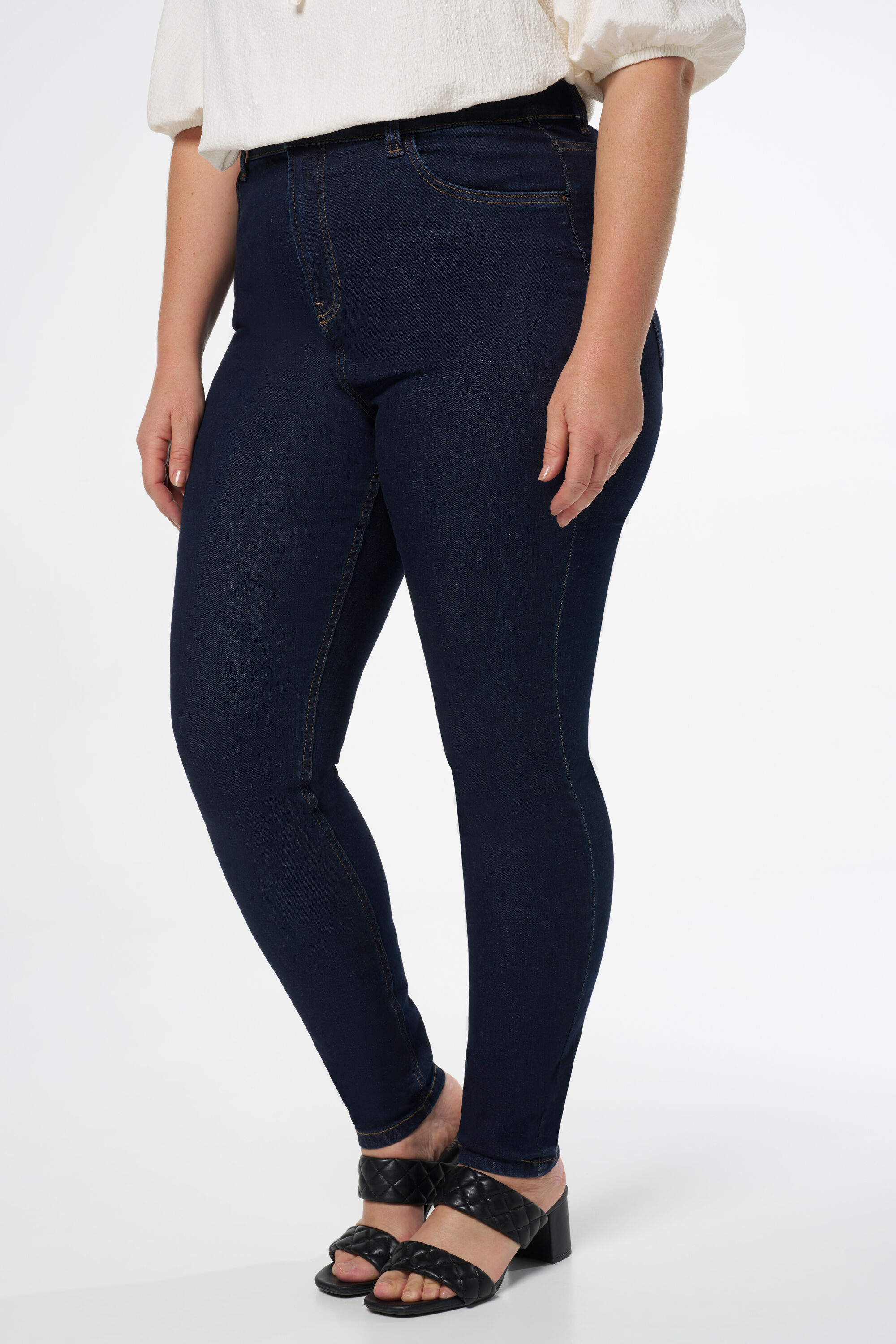 Skinny leg high waist jeans CHERRY image number 5