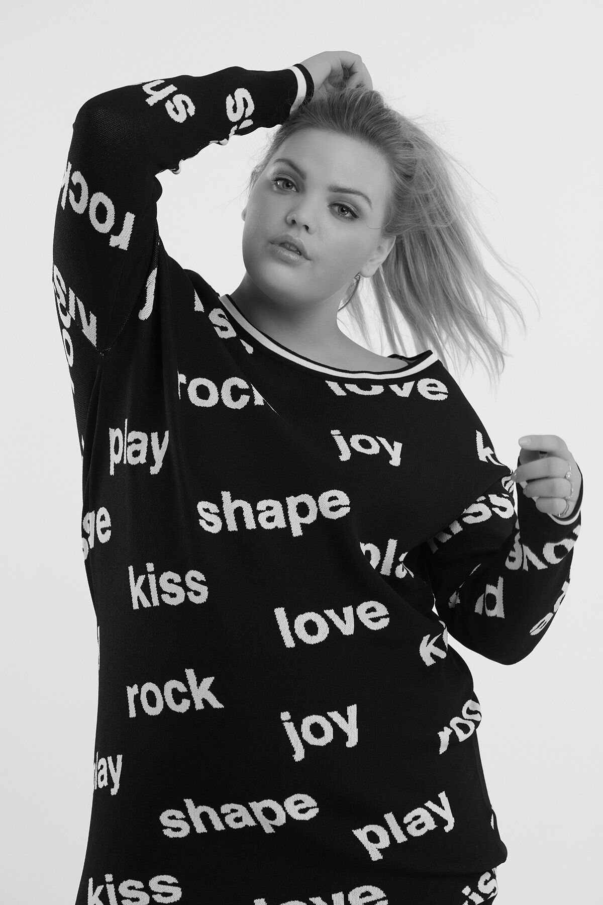 Robe pull tricot&eacute;e avec inscription image number 3