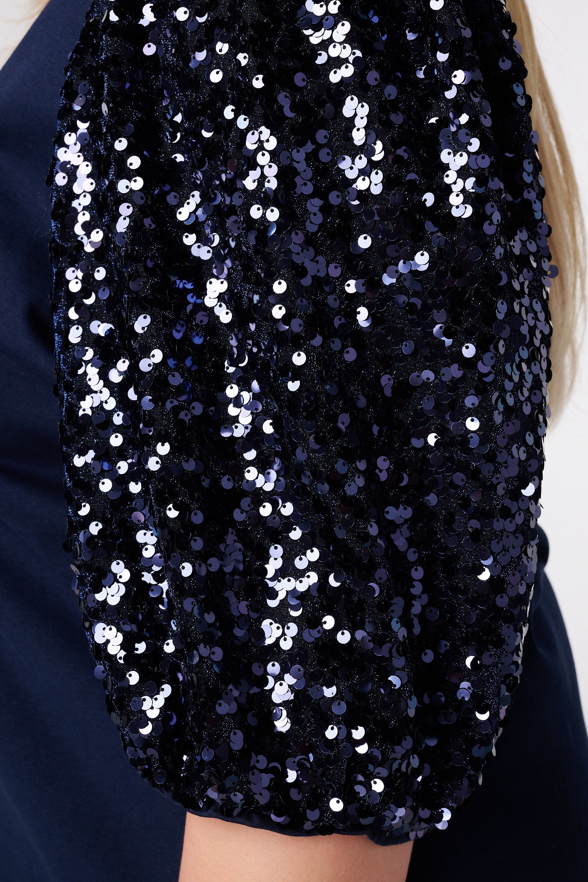 Top &agrave; manches bouffantes paillet&eacute;es image number 6