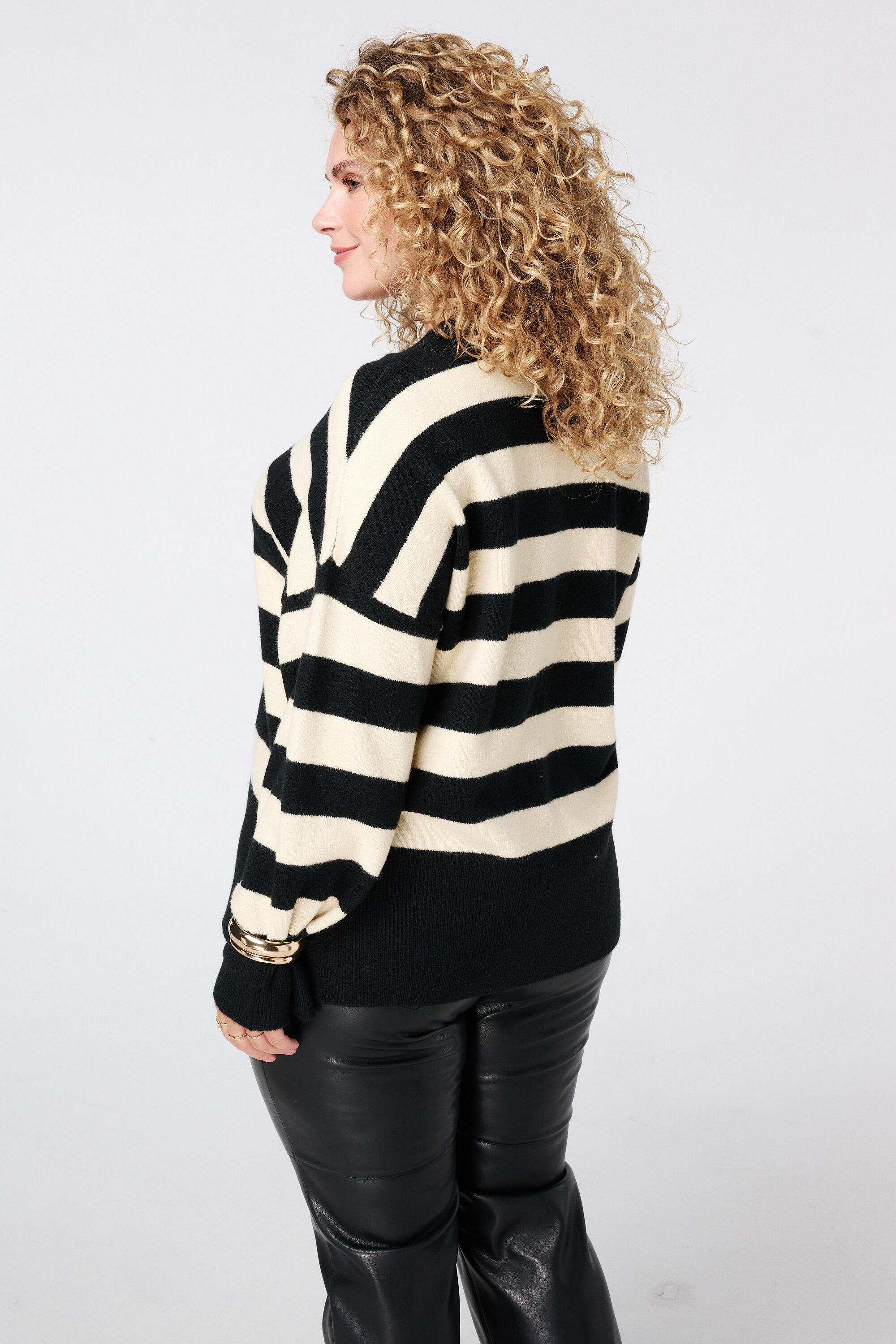 Gebreide trui met strepen en split image number 3