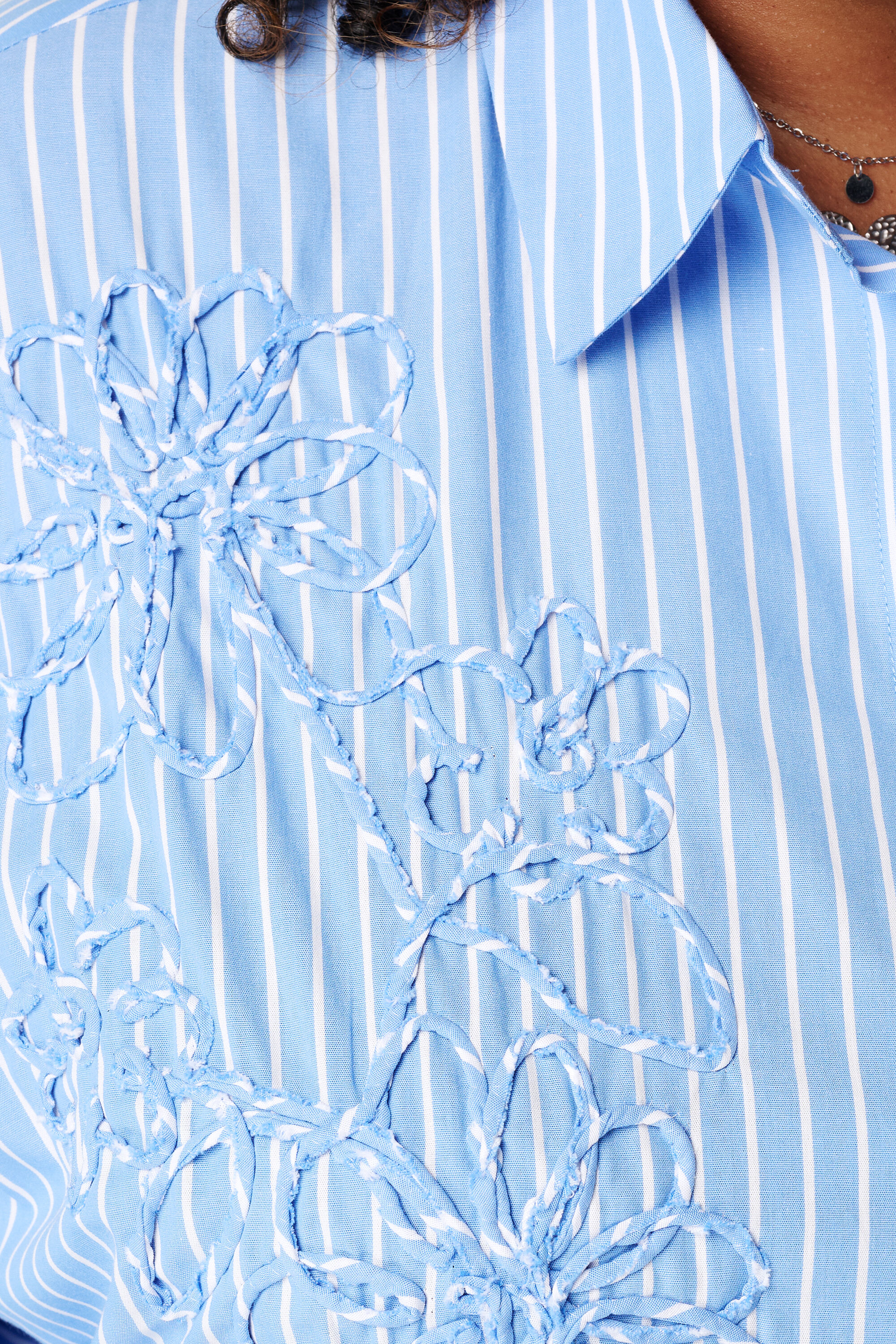 Blouse ray&eacute;e avec broderie image number 6