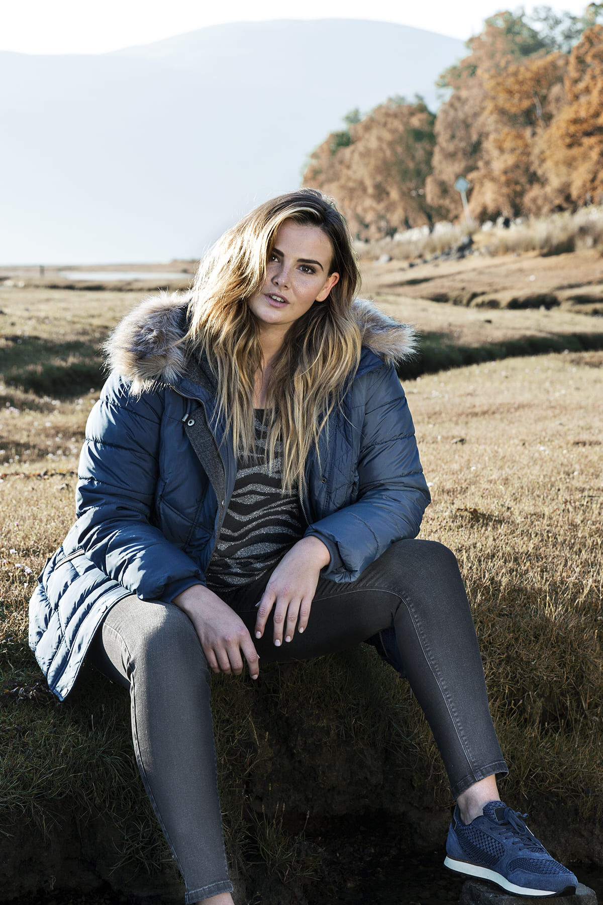 Doudoune matelass&eacute;e avec col en fausse fourrure  image number 3