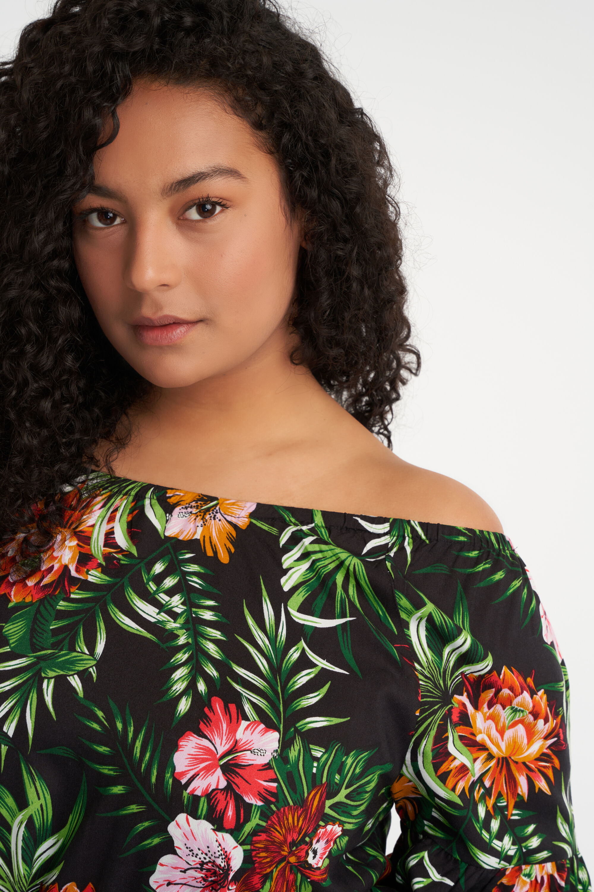 Off shoulder jurk met print image number 4