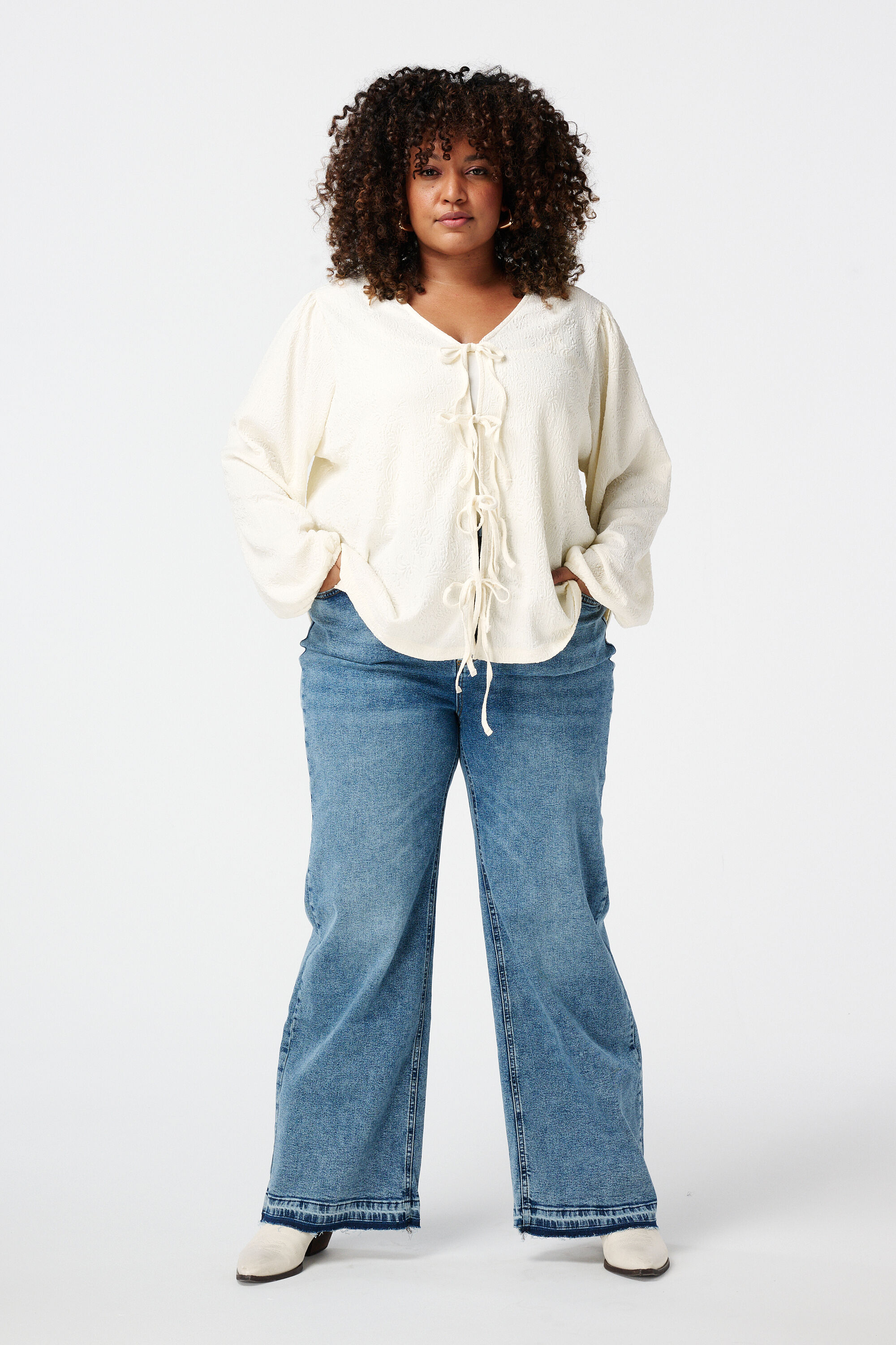 Haut avec d&eacute;tails en forme de n&oelig;ud image number 5