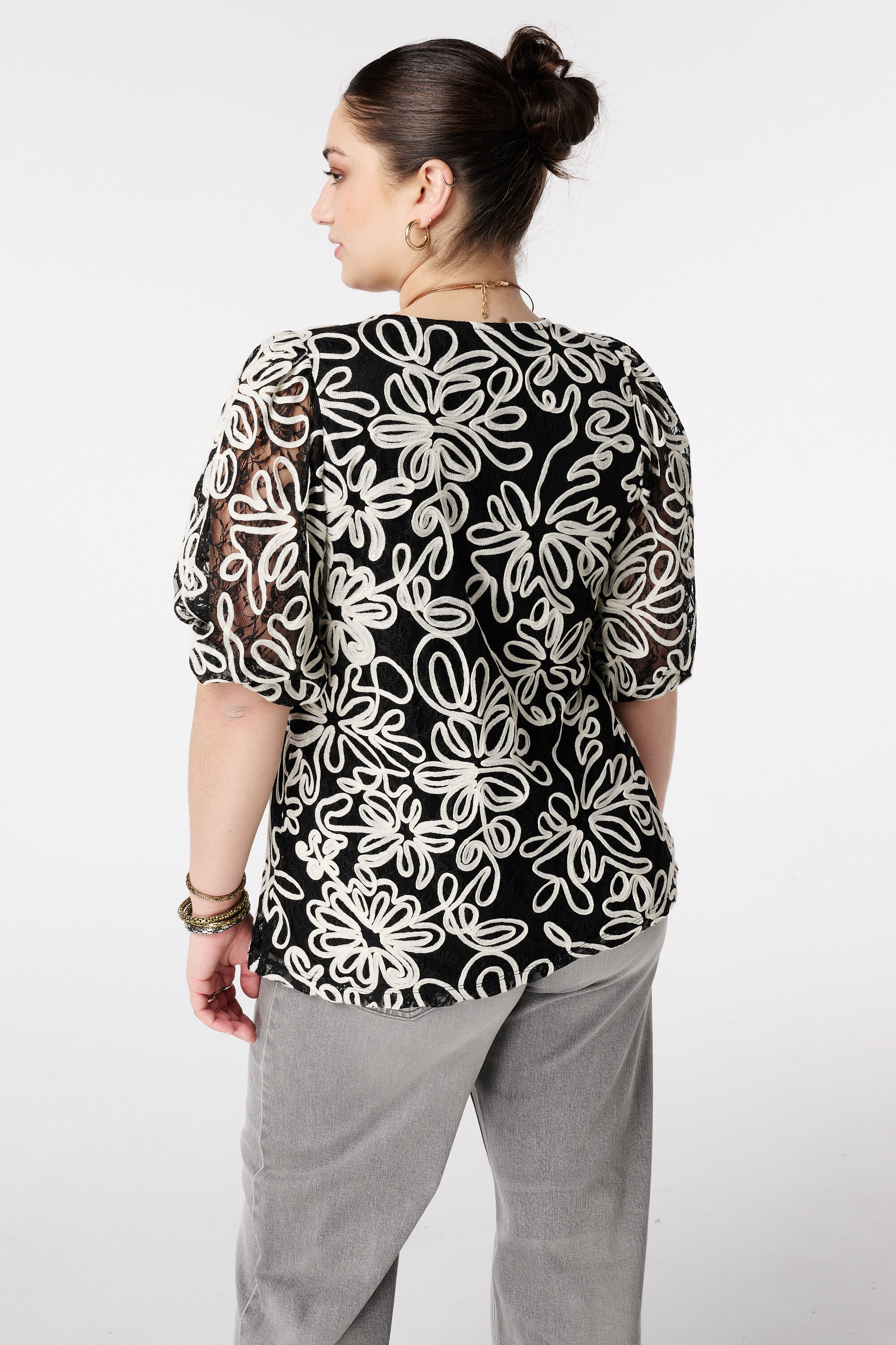 Top brod&eacute; avec manches en tulle image number 3