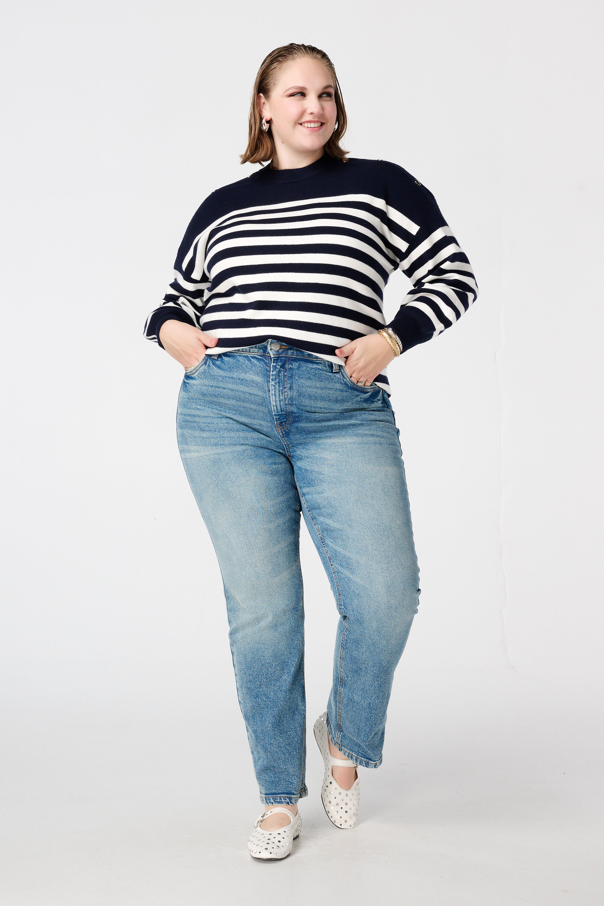 Gestreepte trui met knoopdetail image number 5