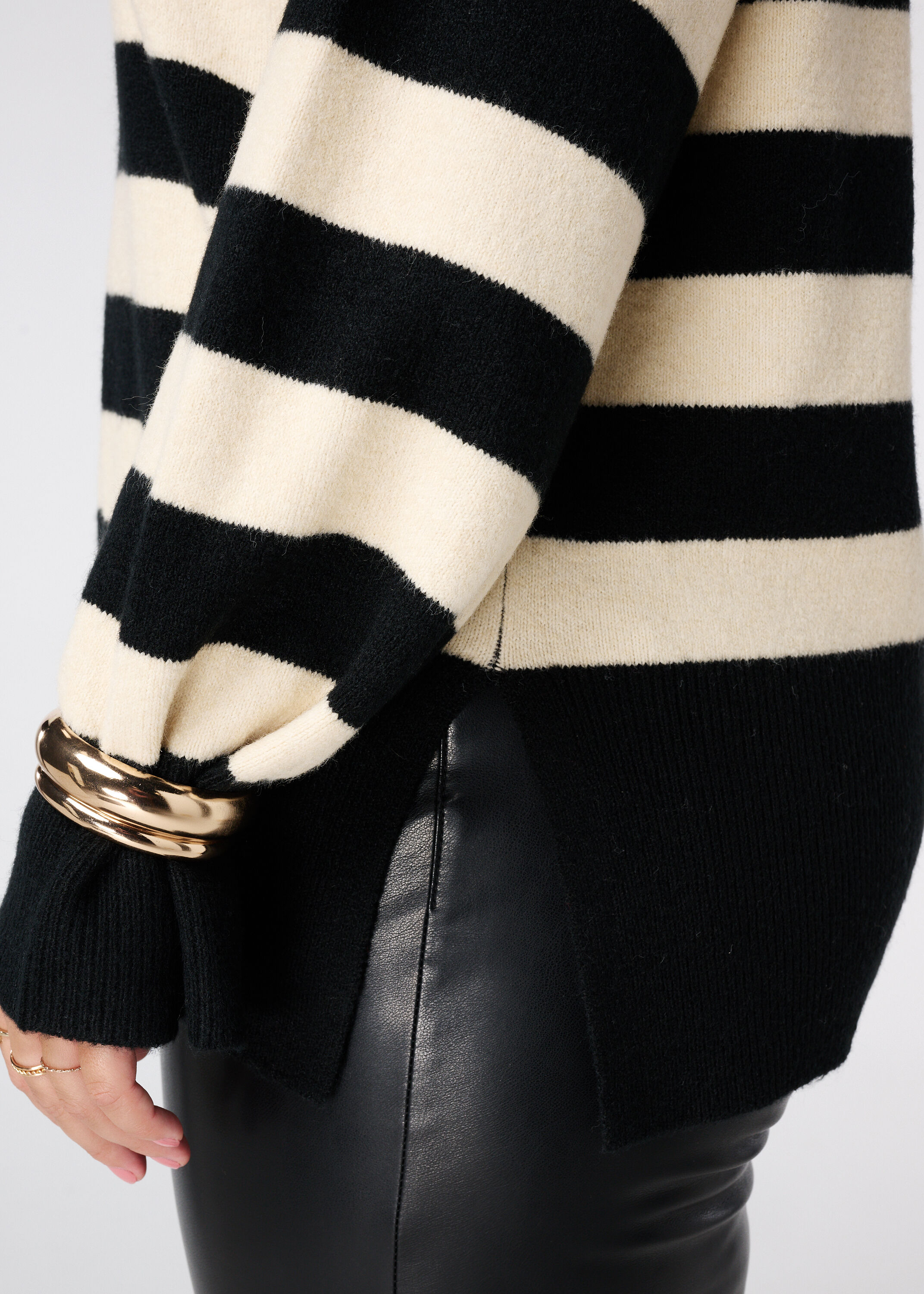 Gebreide trui met strepen en split image number 6