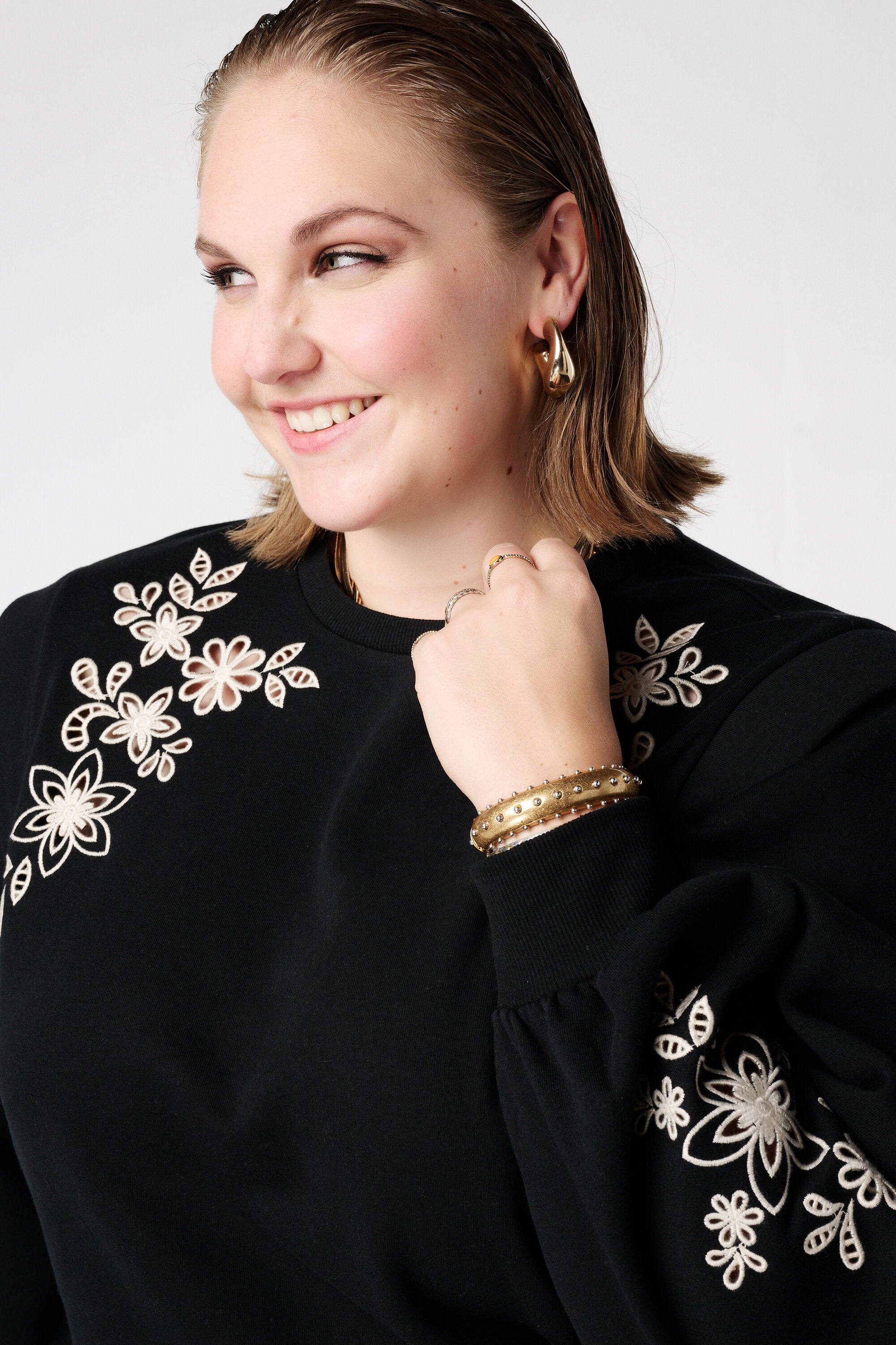 Sweater met opengewerkt borduursel image number 4