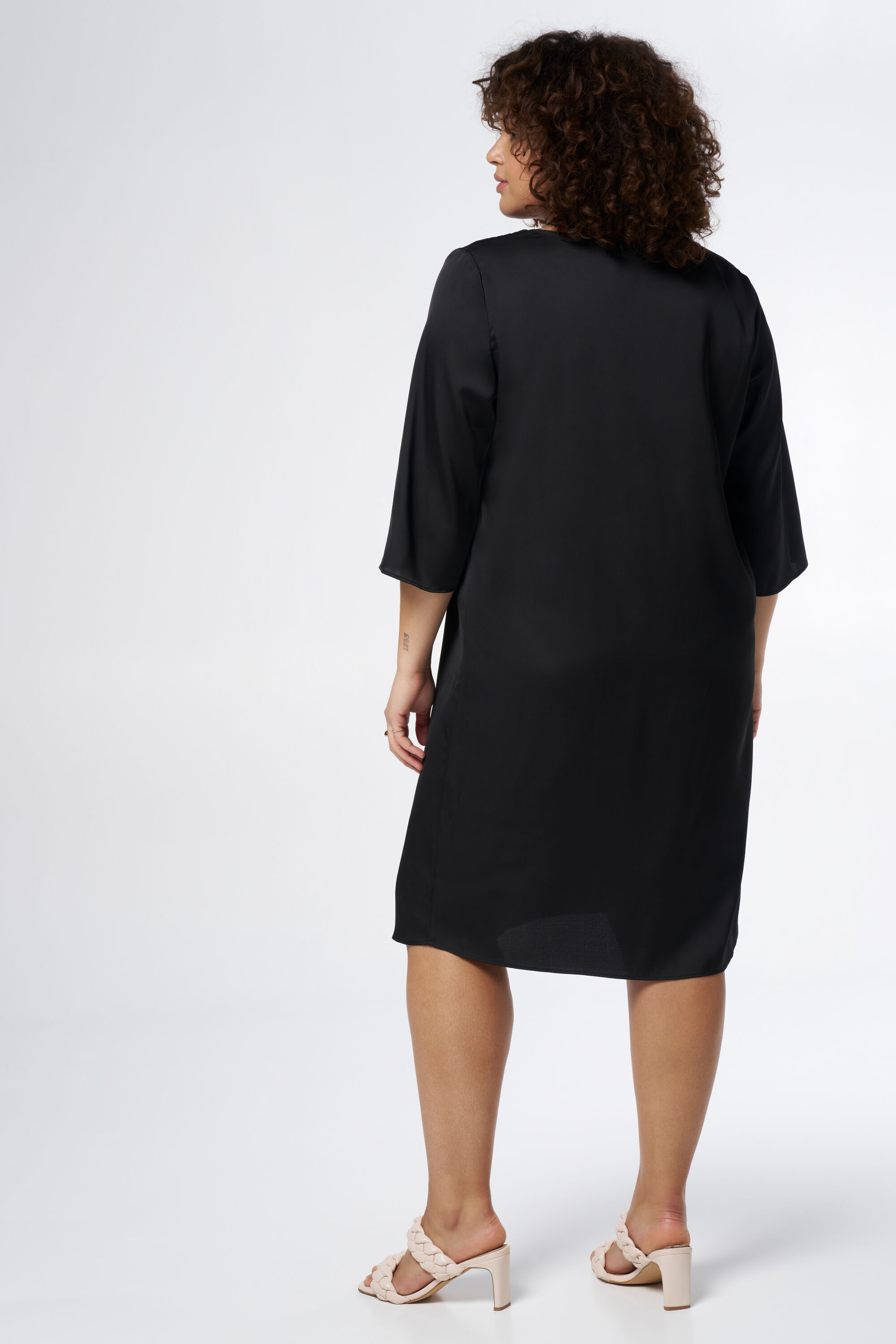 Rechtvallende jurk in satijn image number 3