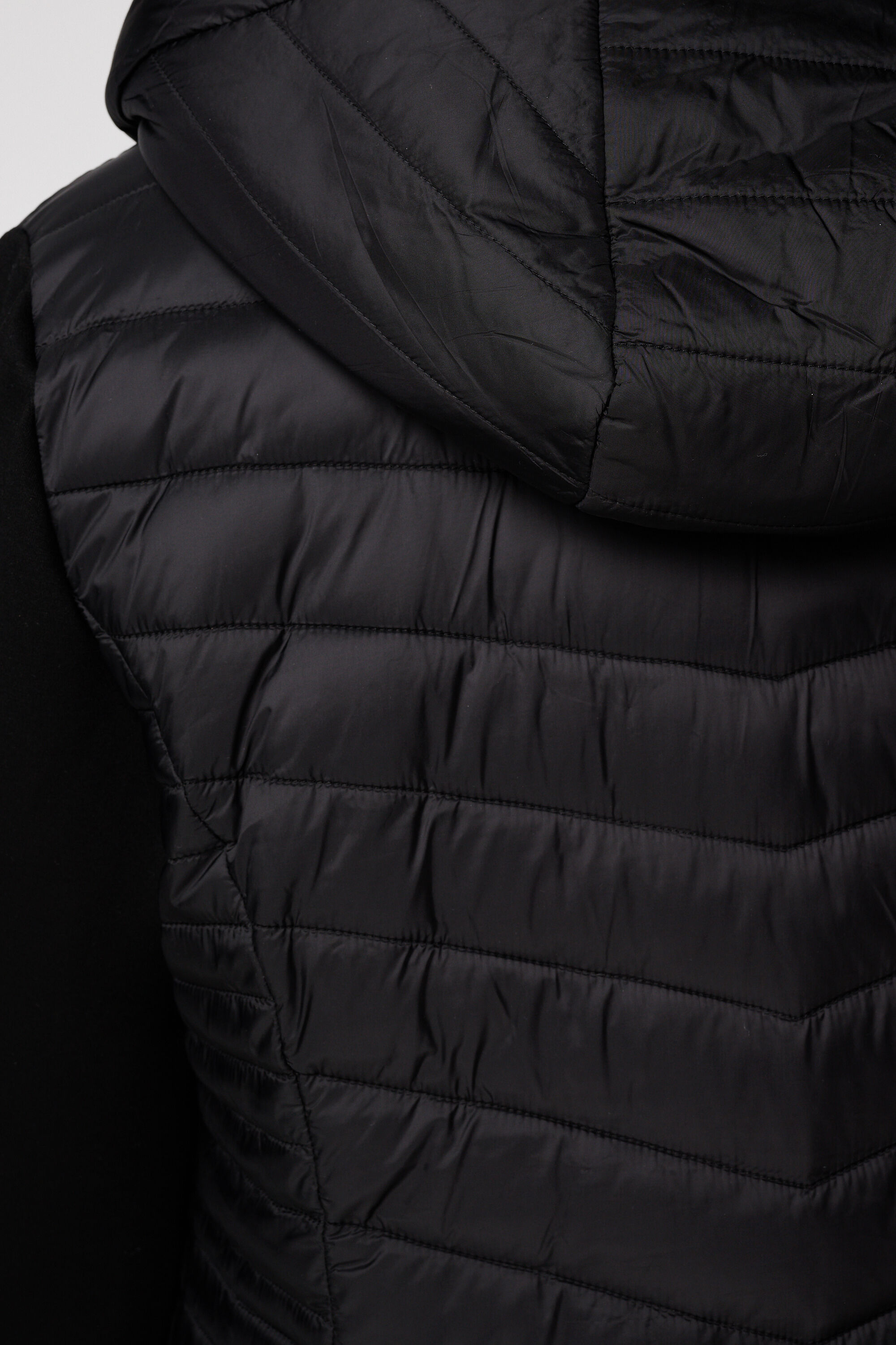 Veste matelass&eacute;e avec manches en tissu image number 6