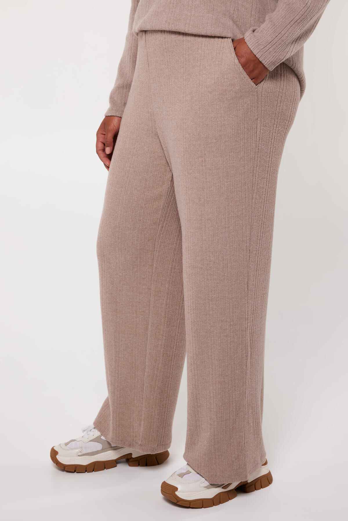 Pantalon doux &agrave; jambes larges image number 5