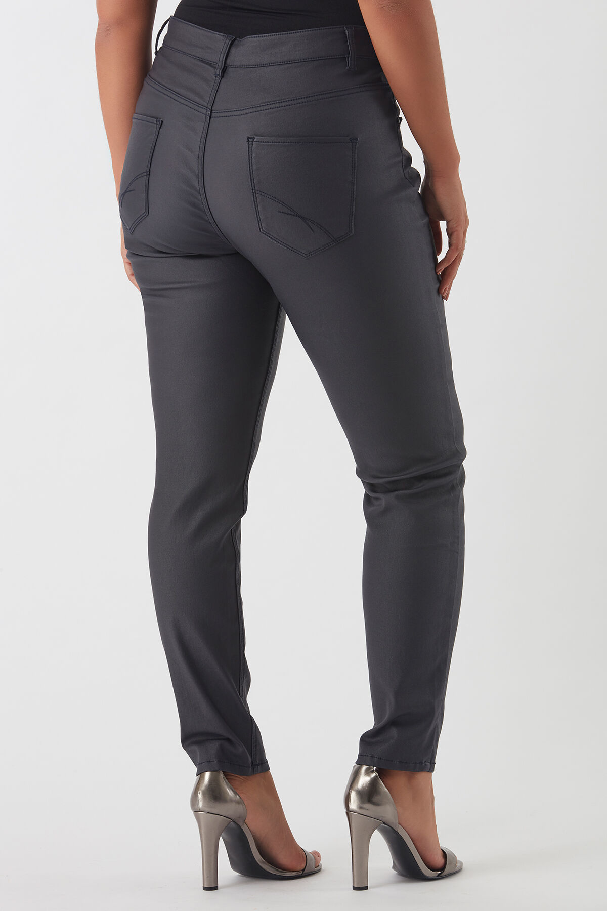 Pantalon slim enduit image number 3
