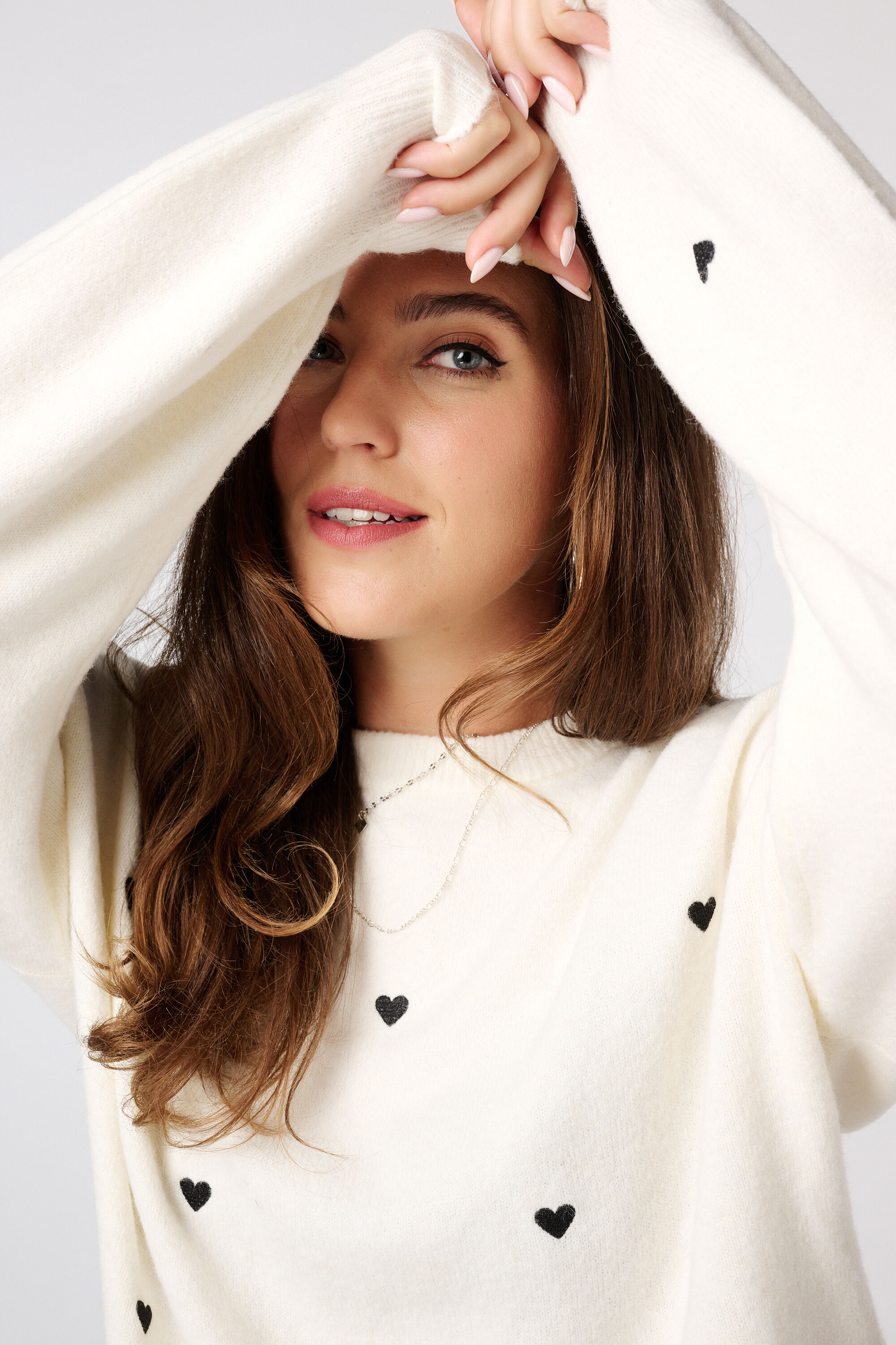 Fijn gebreide trui met geborduurde hartjes image number 4