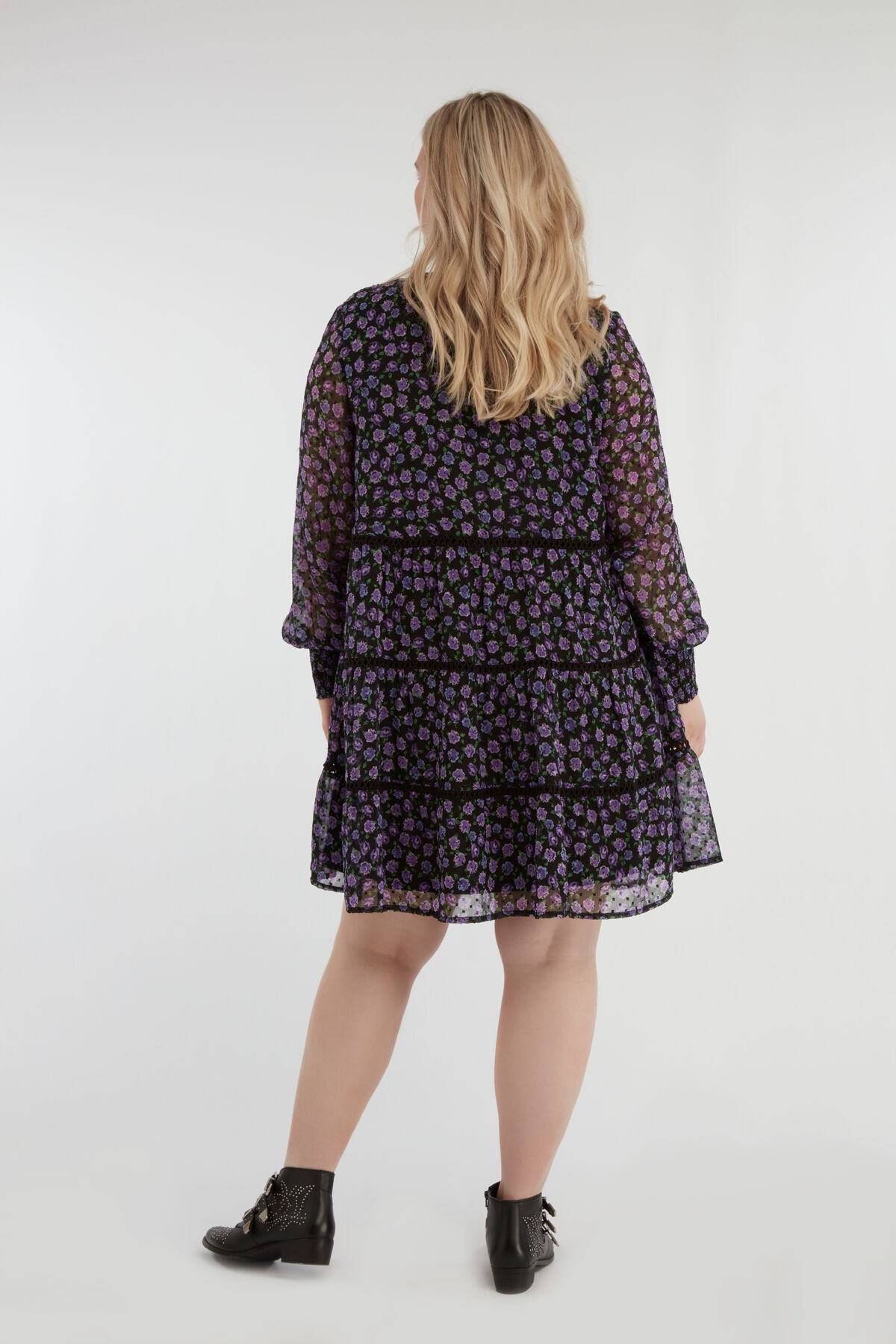 Robe &agrave; fleurs avec des d&eacute;cors fronc&eacute;s   image number 5