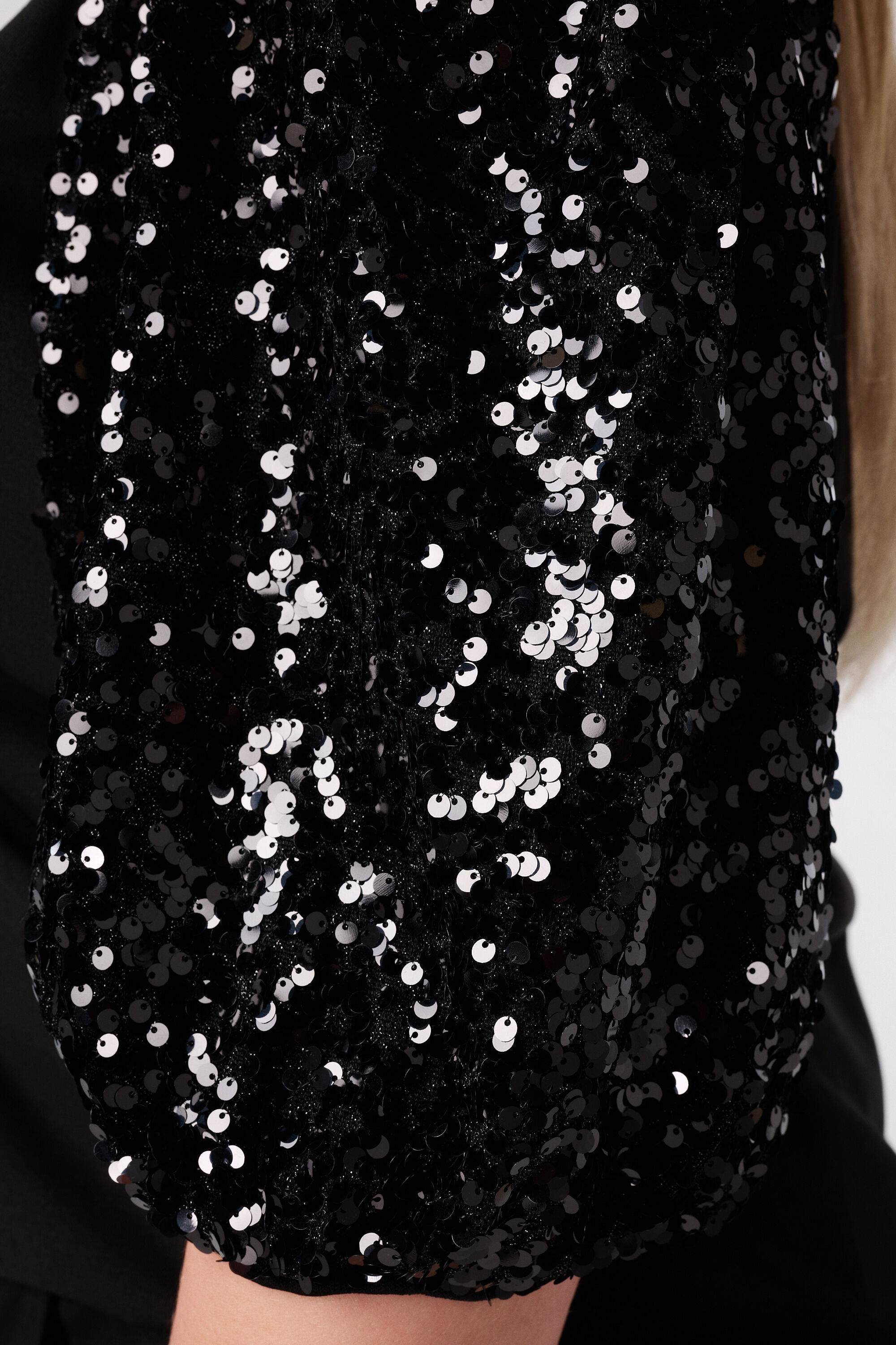 Top &agrave; manches bouffantes paillet&eacute;es image number 6