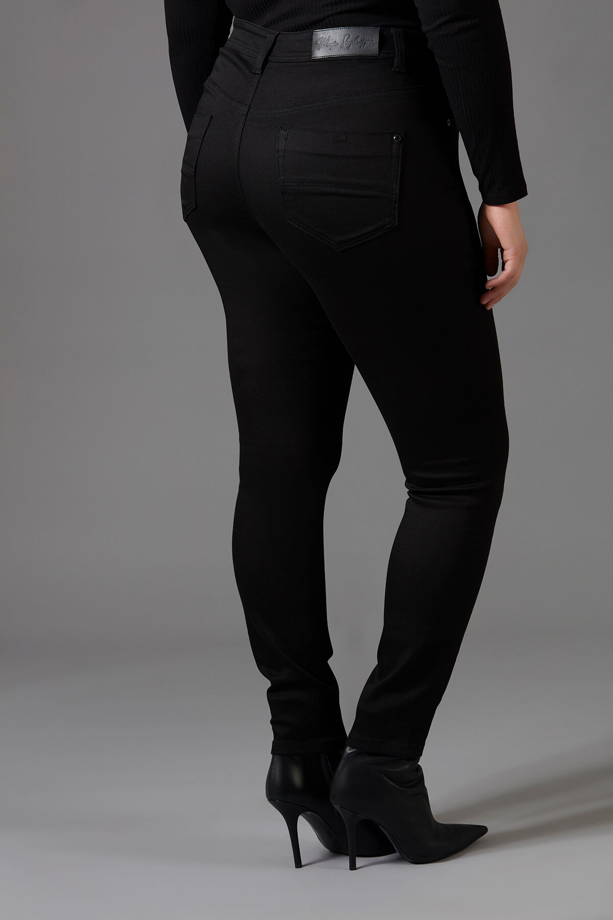 Skinny leg jeans SHAPING image number 4