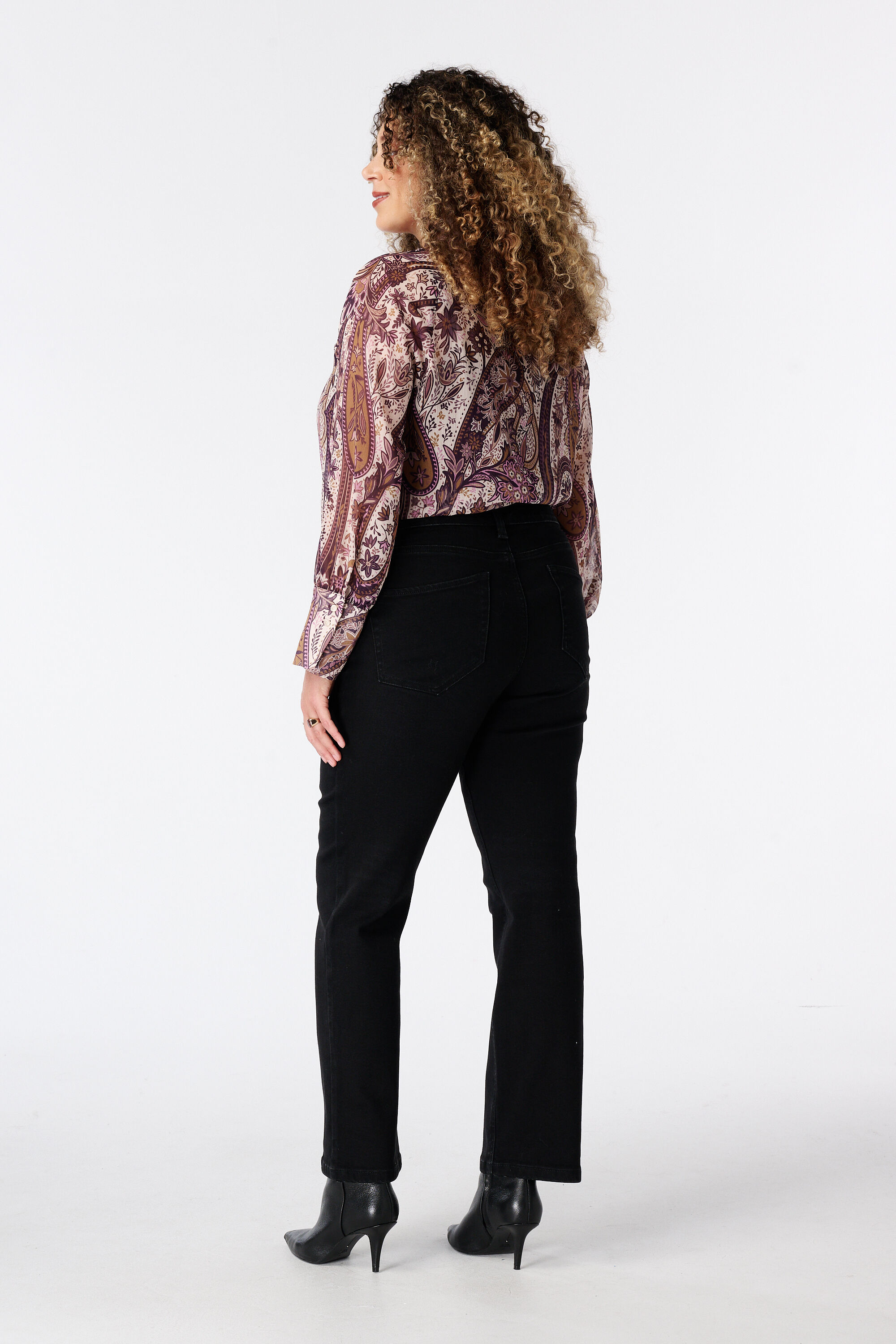 Straight leg jeans image number 3