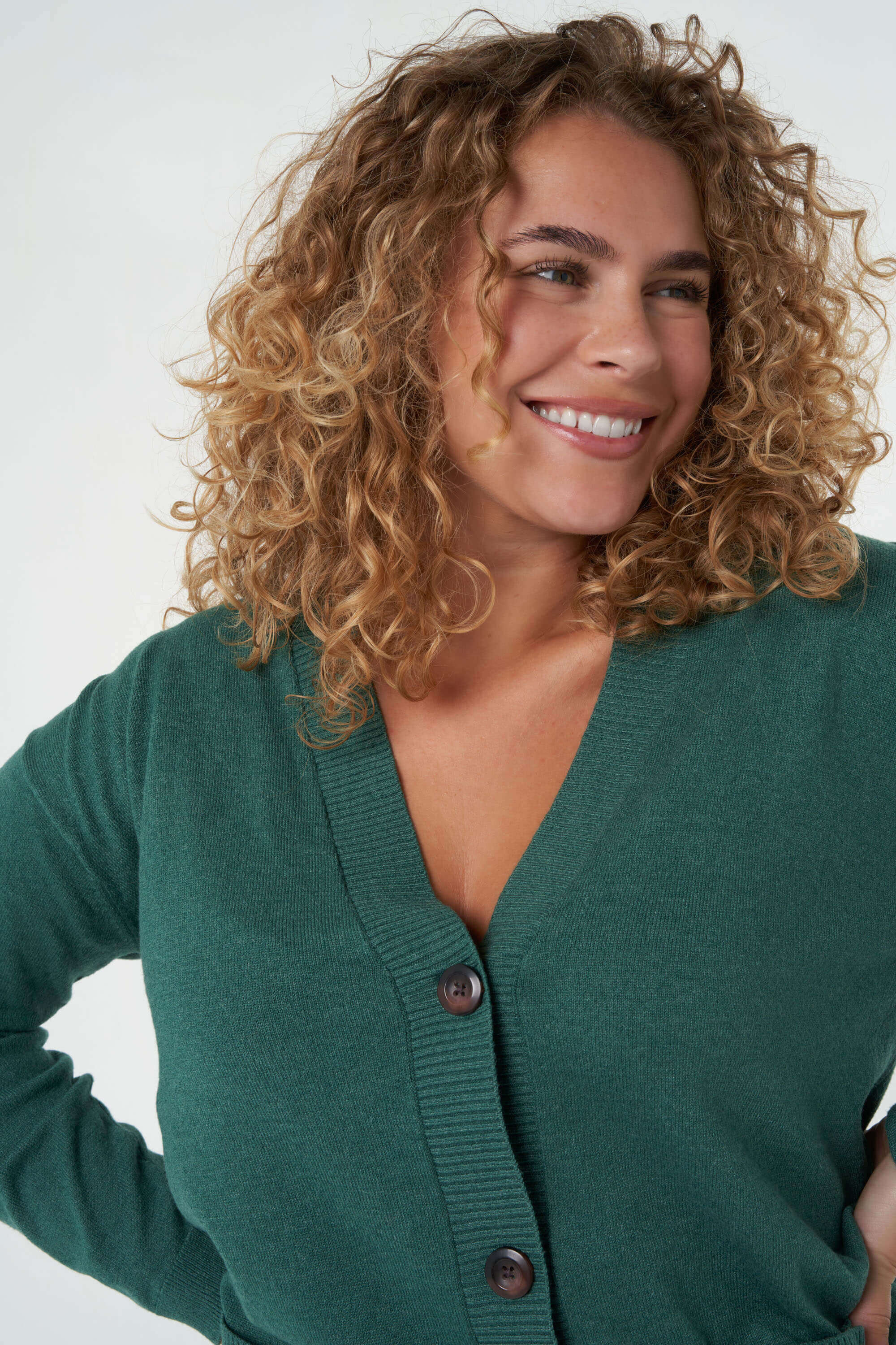 Fijngebreid vest met knopen image number 0