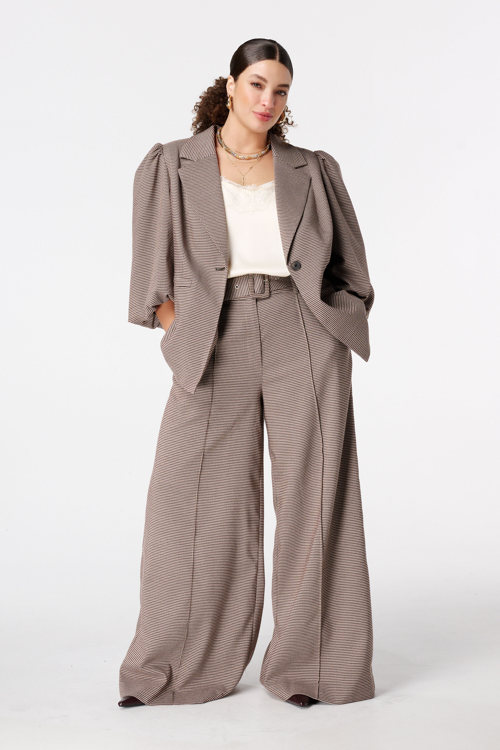 Blazer &agrave; carreaux avec manches bouffantes image number 3