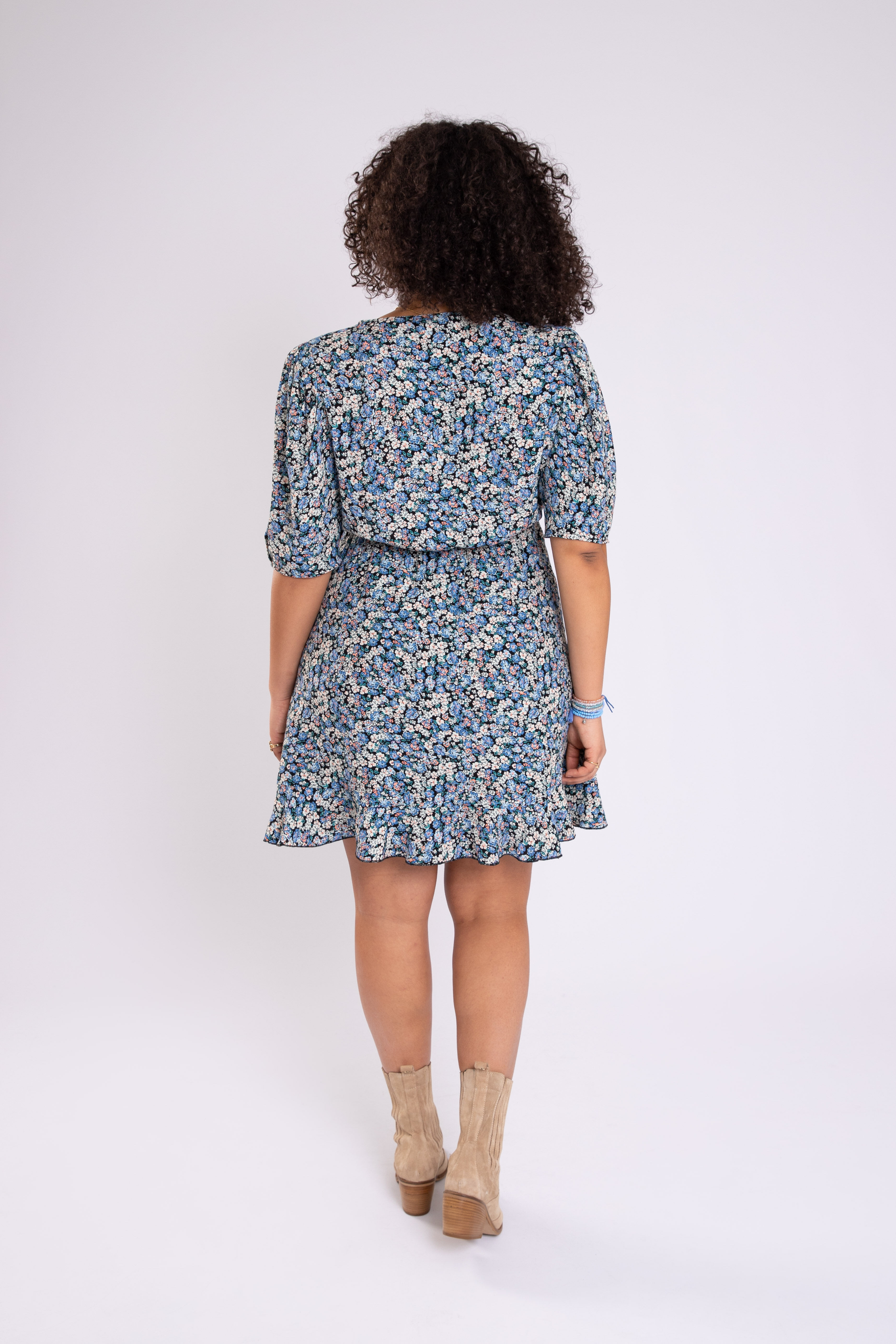 Overslagjurk met pofmouw image number 4