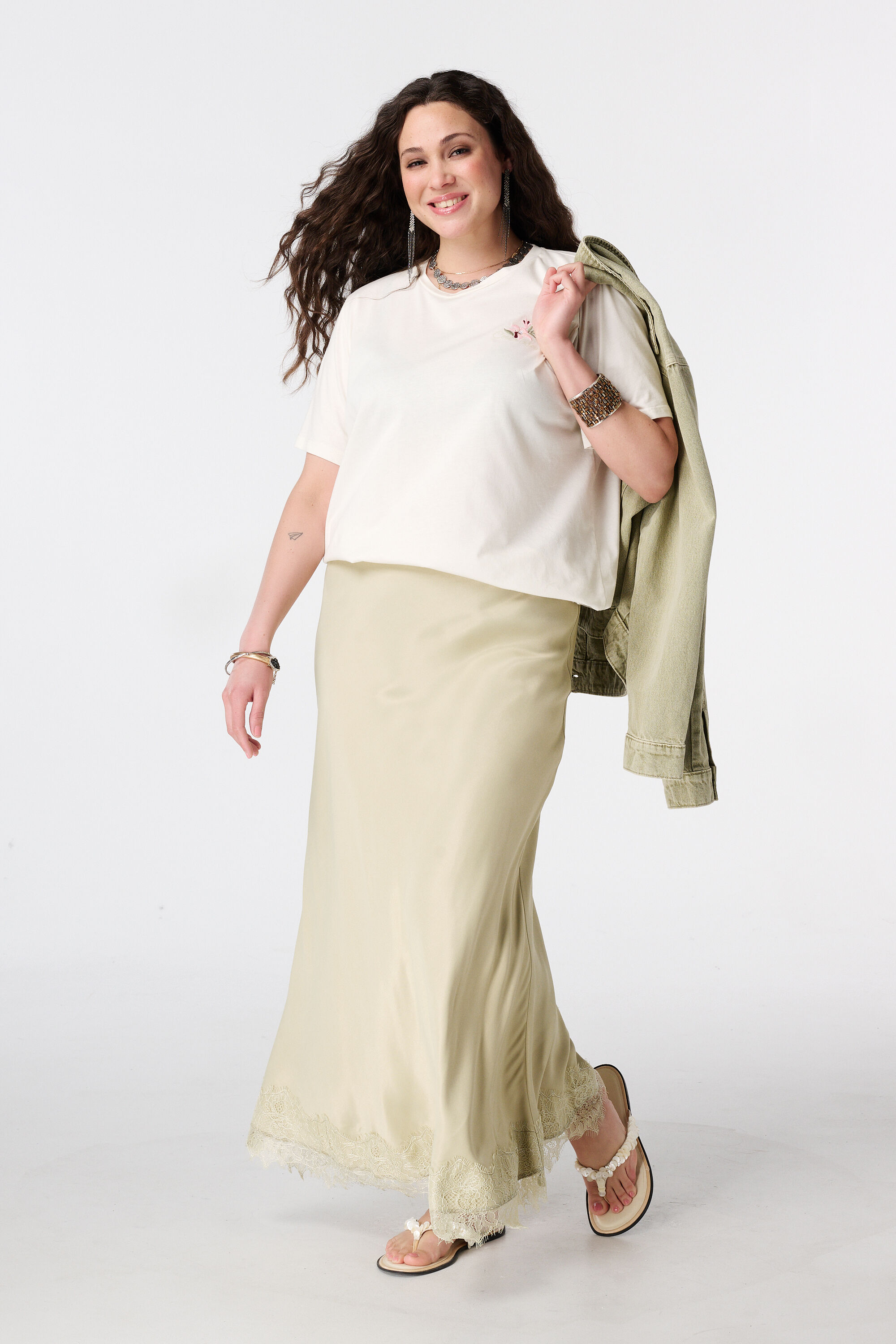 Jupe midi satin&eacute;e avec dentelle image number 0