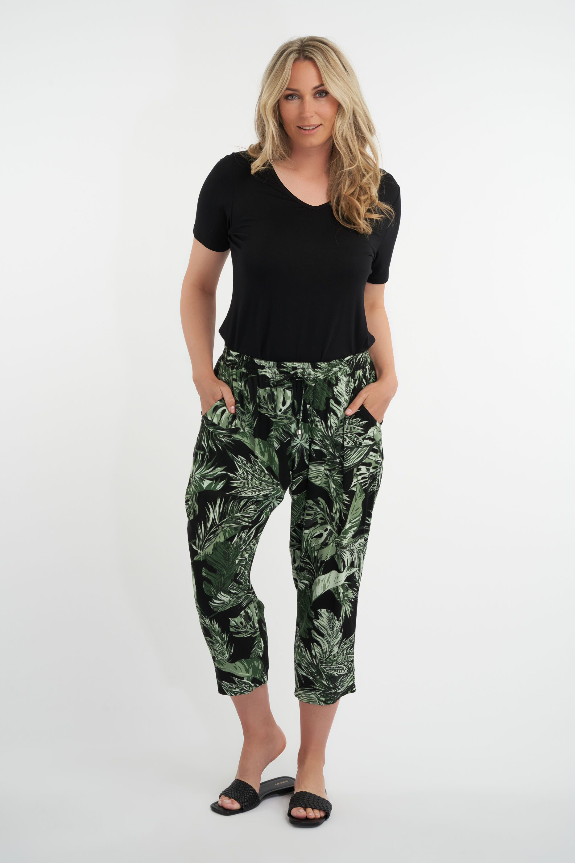 Losvallende 3/4 broek met print image number 4