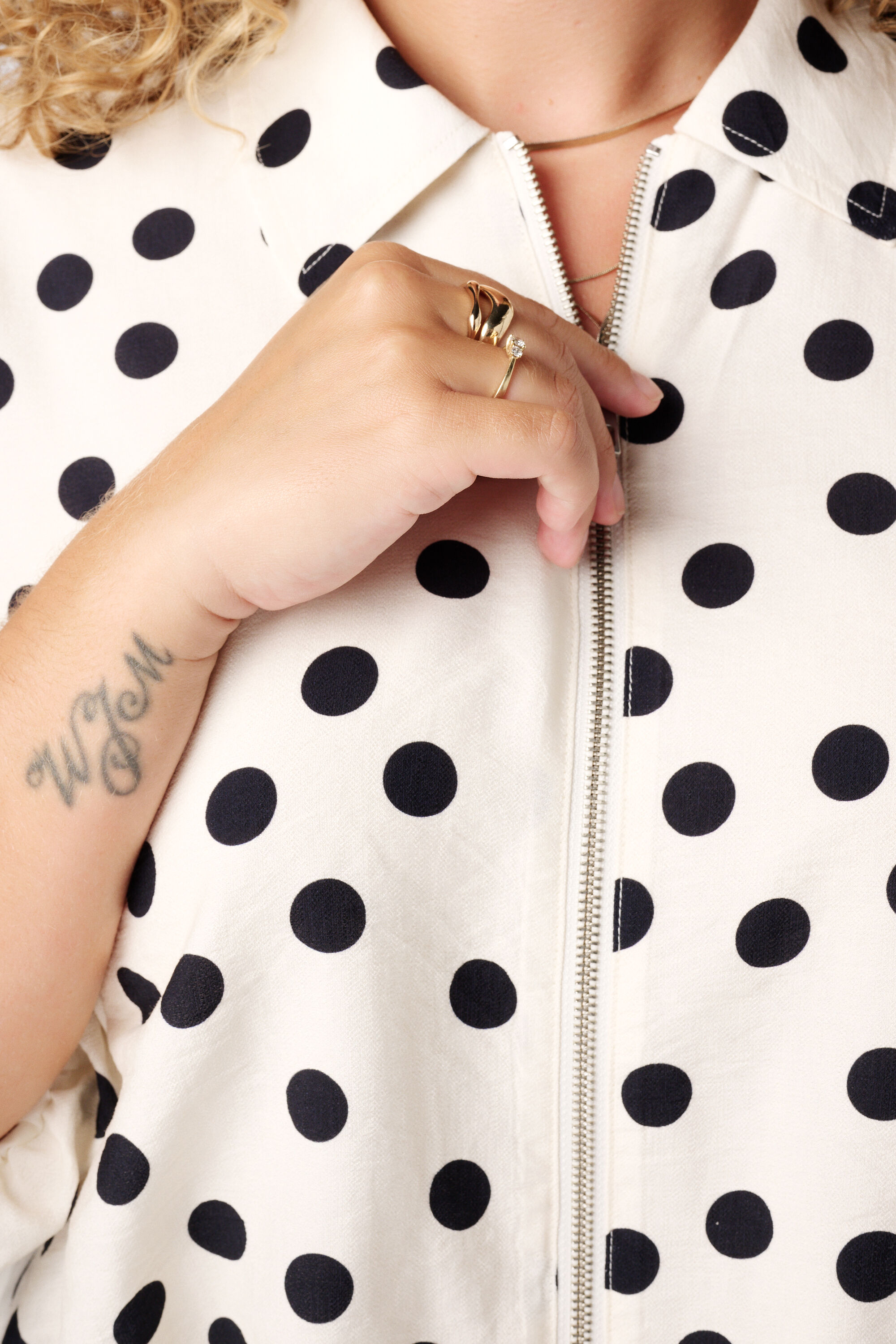 Polka dot jasje met korte pofmouwen image number 4