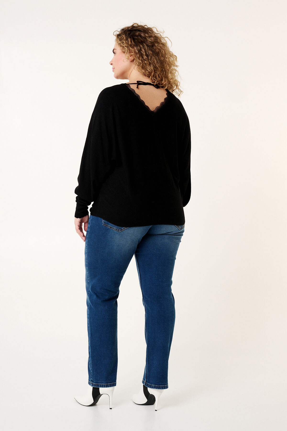 Pull avec d&eacute;tails en dentelle image number 3