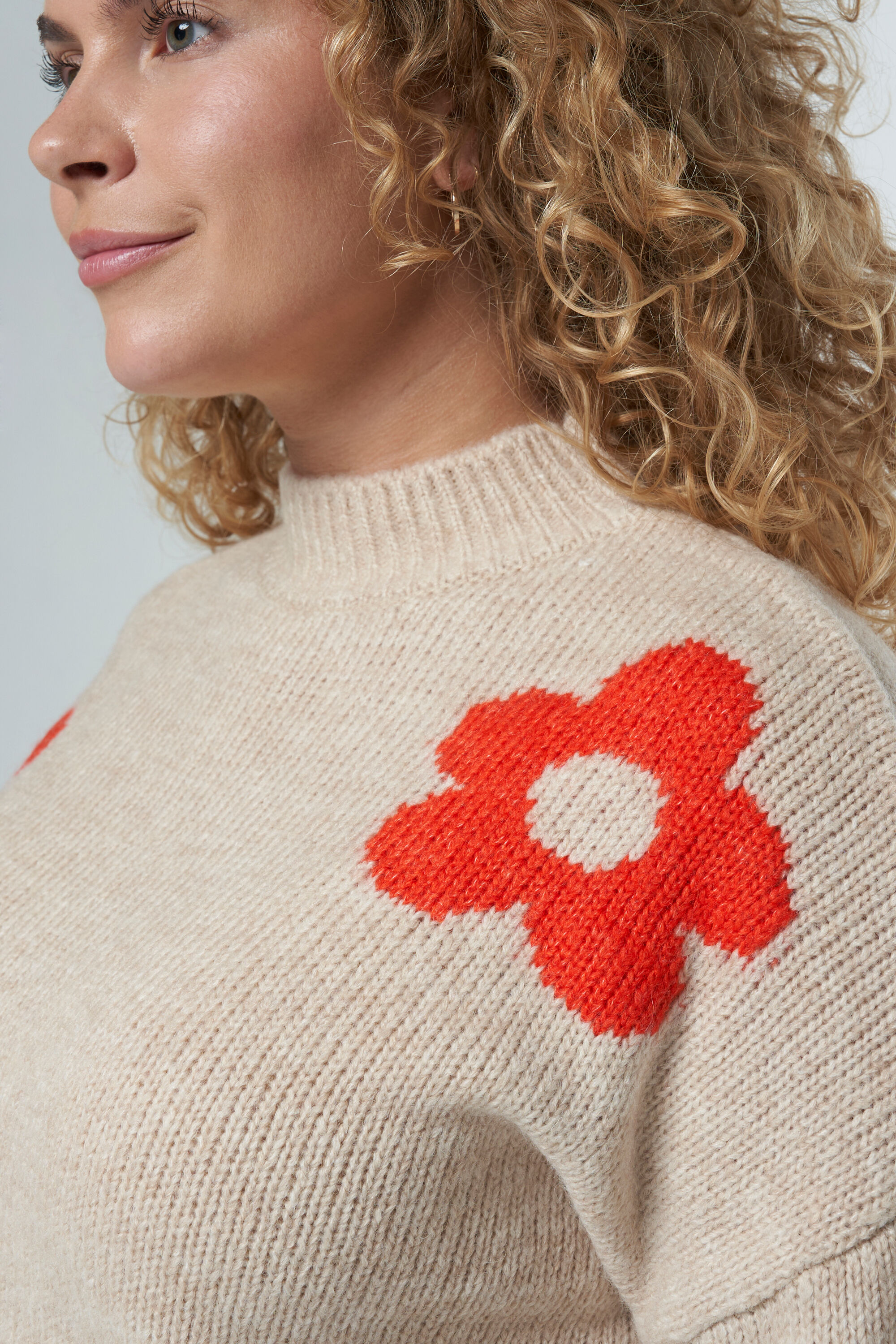 Pull en tricot avec des fleurs image number 4