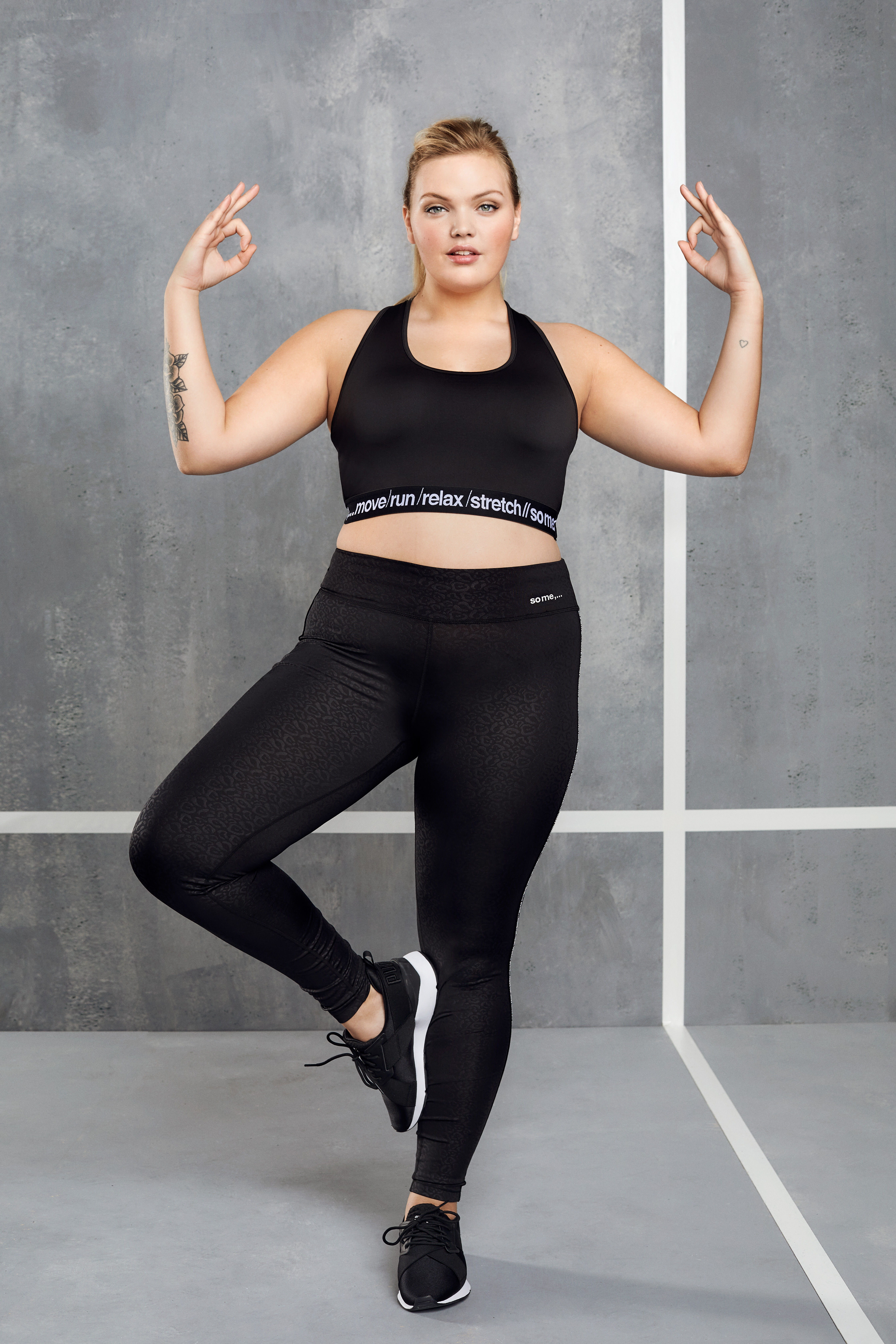 Haut de sport court avec bretelles crois&eacute;es  image number 5