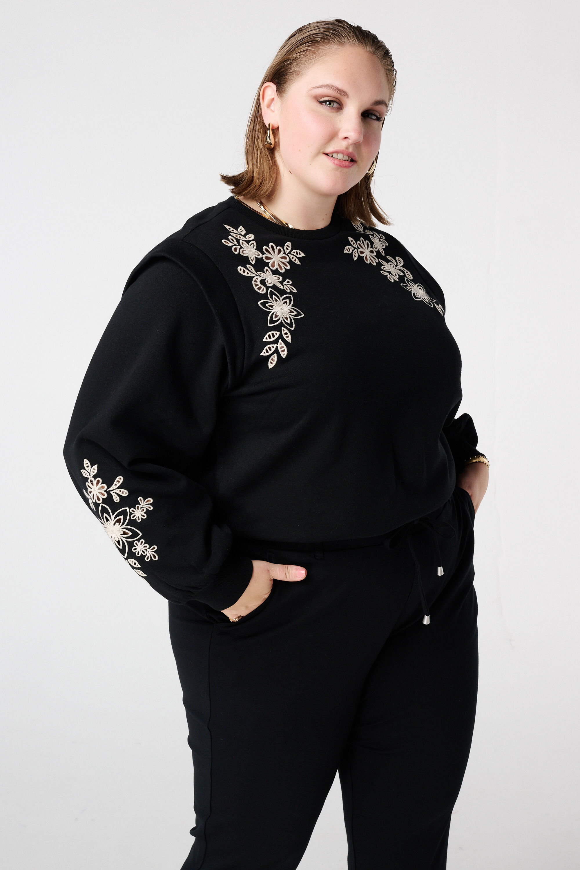 Sweater met opengewerkt borduursel