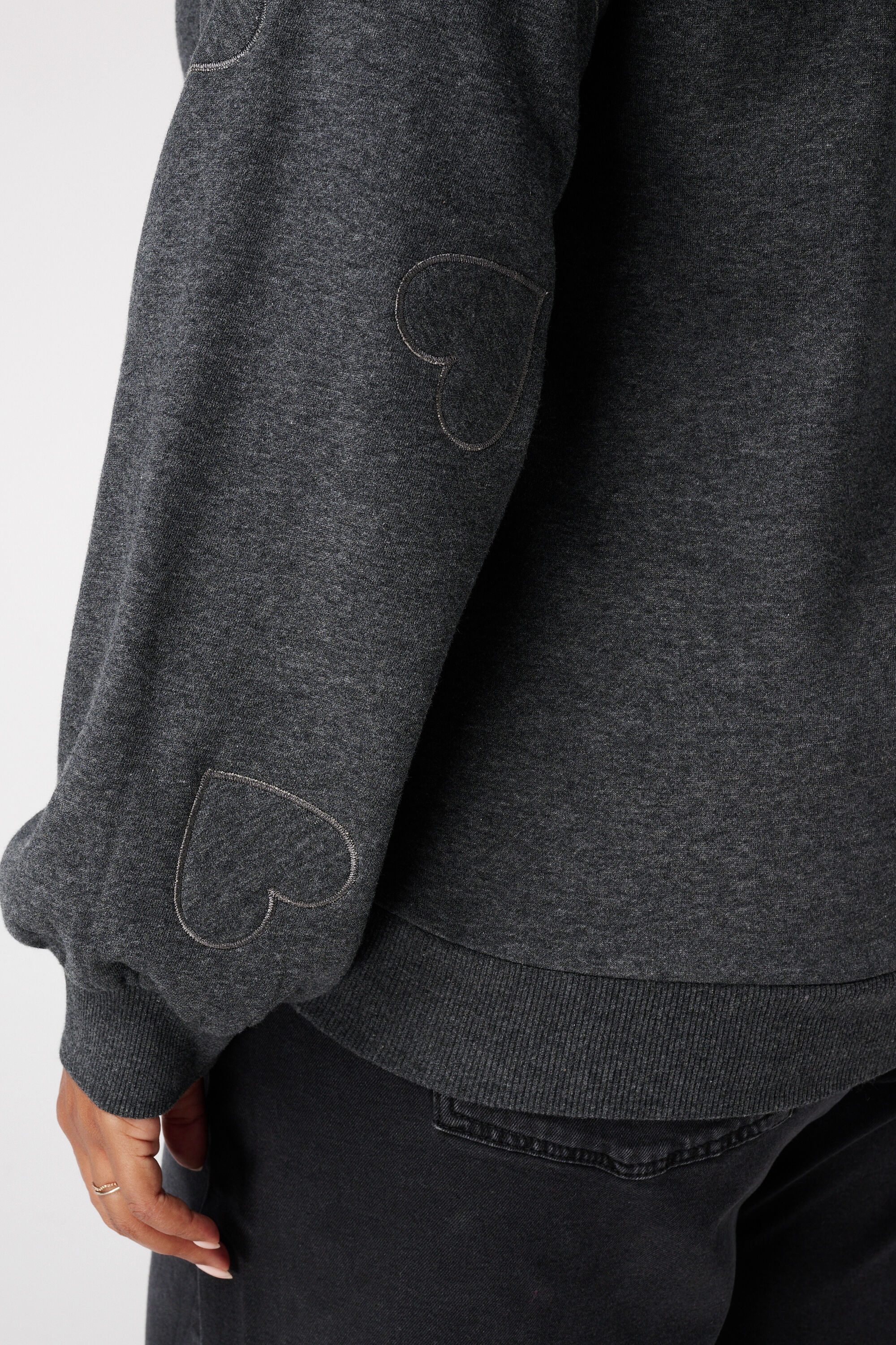 Sweater met geborduurde hartjes image number 6