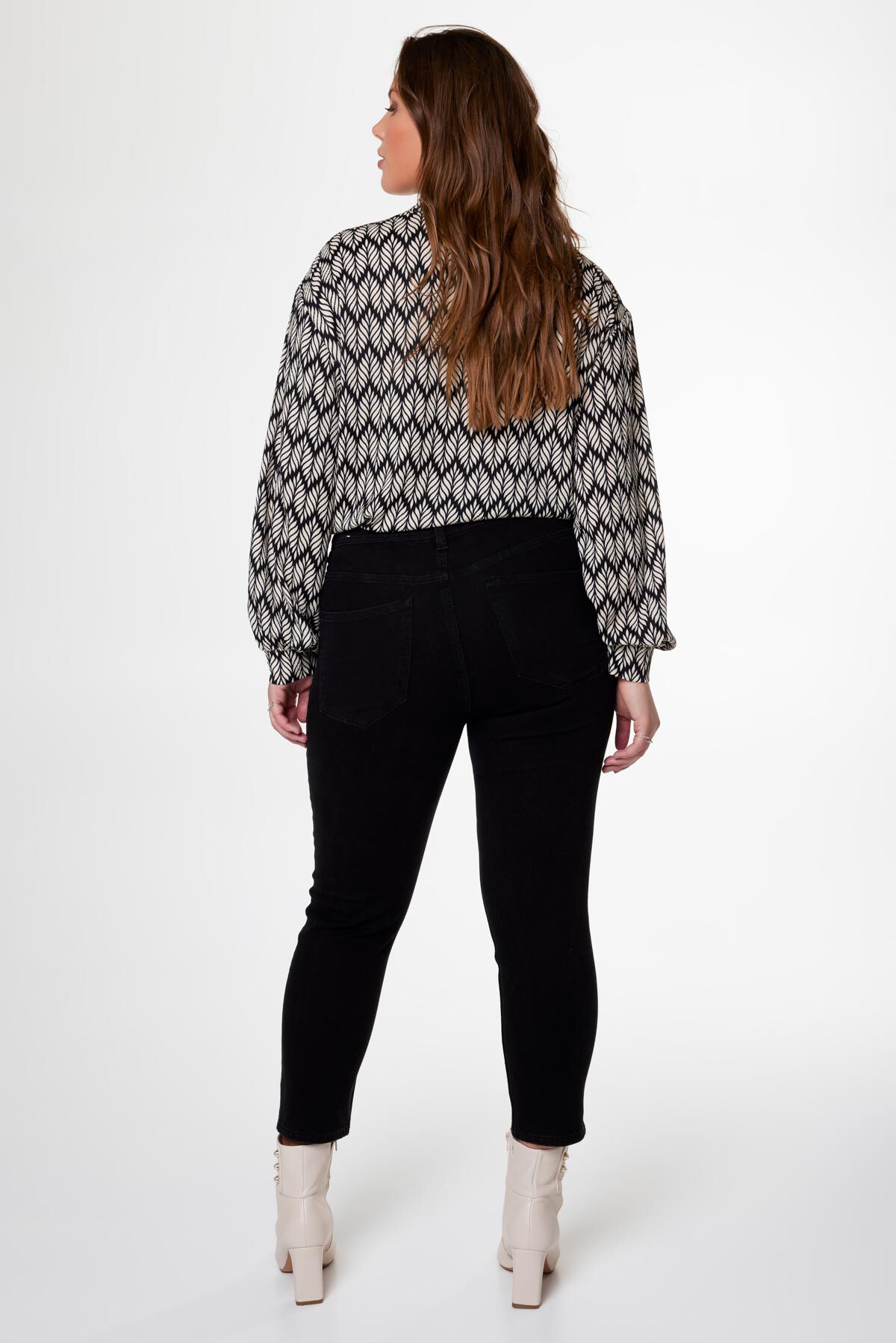 Cropped slim leg jeans image number 3