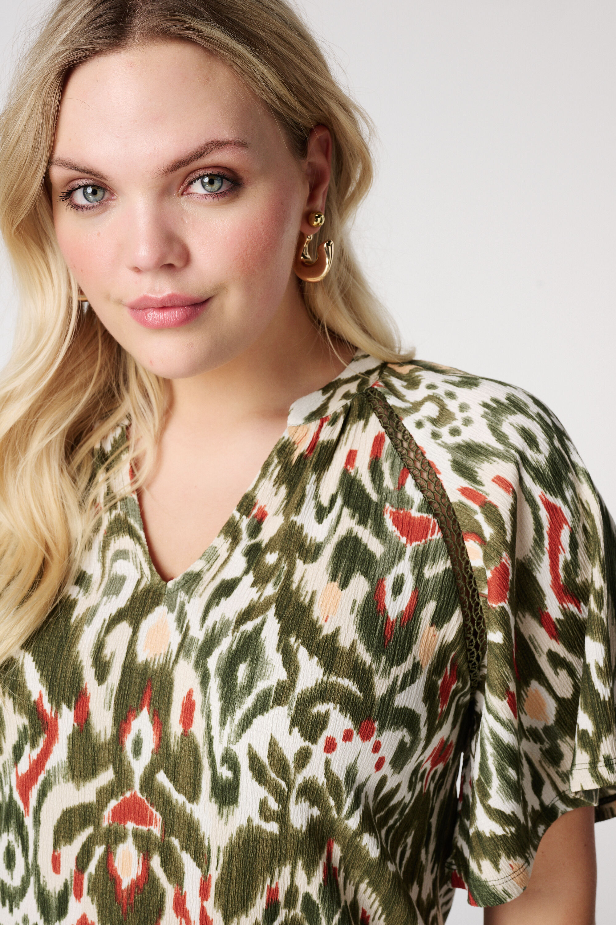 Top met print en broderie details image number 4
