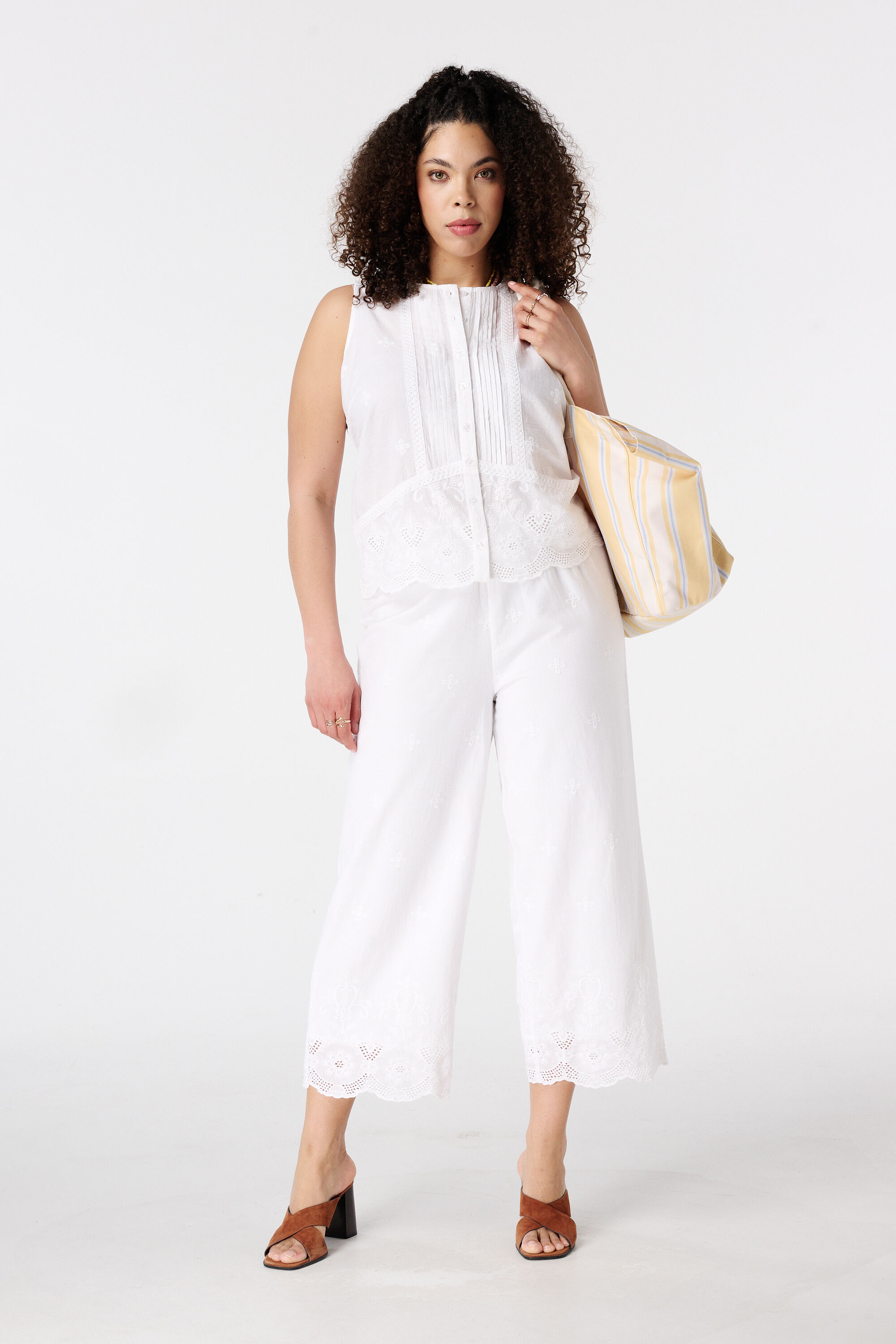 Broek met geborduurde details