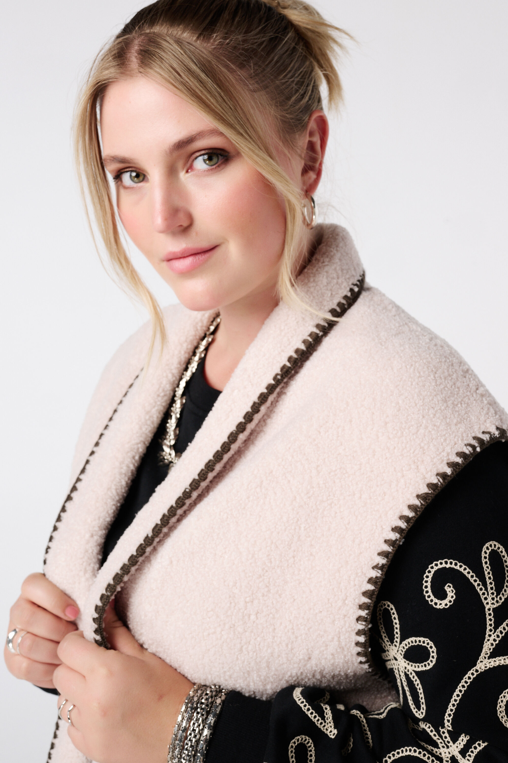 Gilet Teddy avec surpiq&ucirc;res d&eacute;coratives image number 4