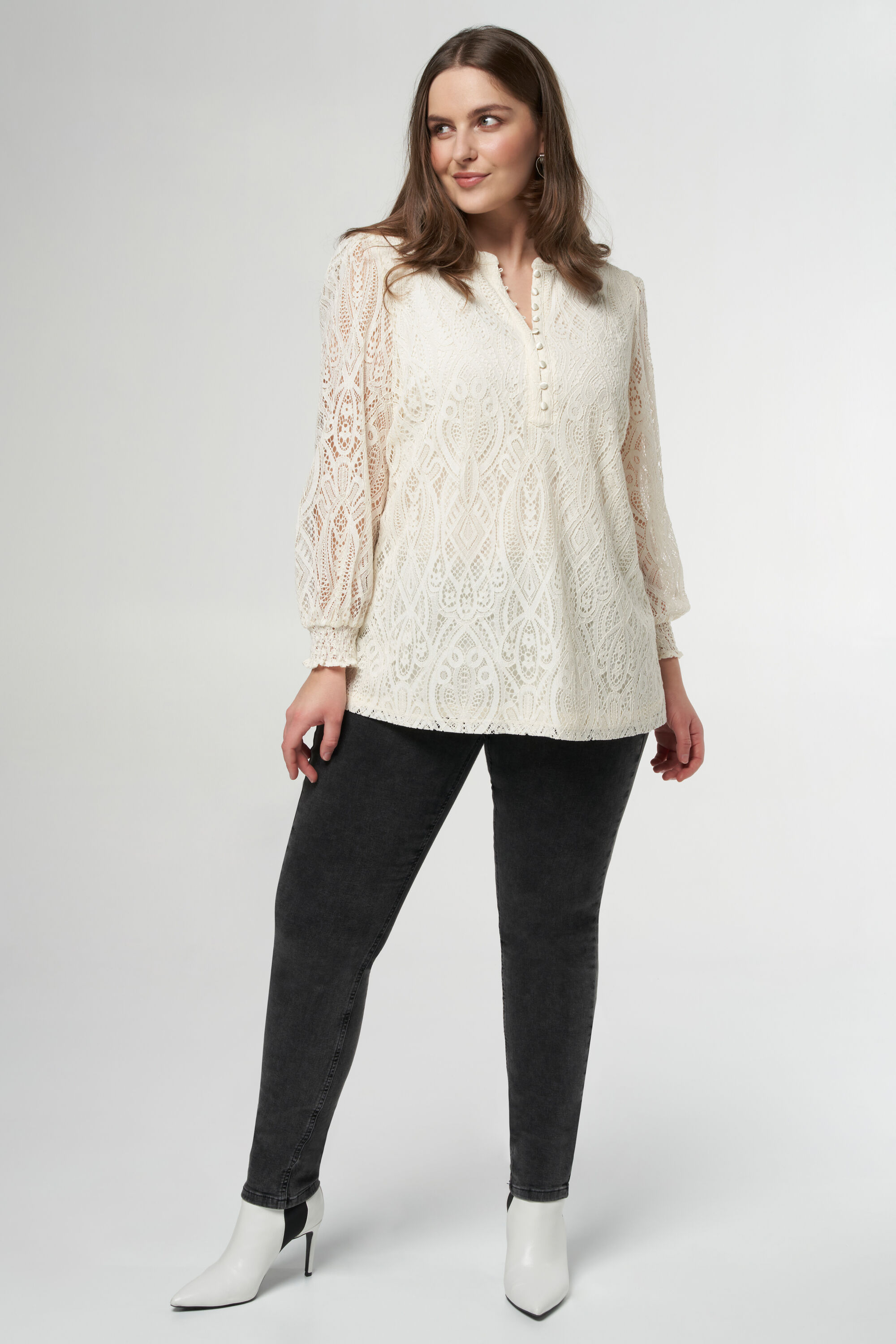 Haut avec dentelle et manches translucides image number 5