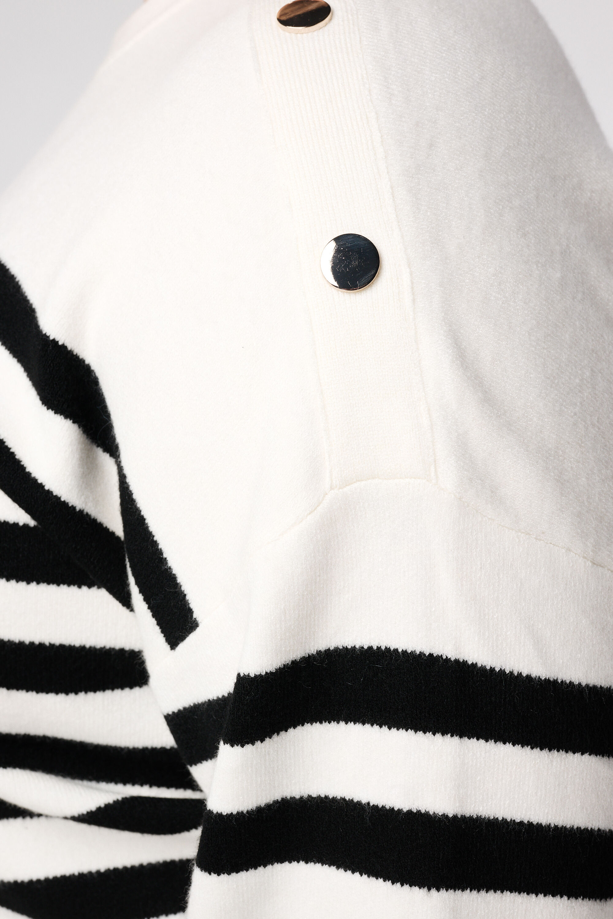 Gestreepte trui met knoopdetail image number 6