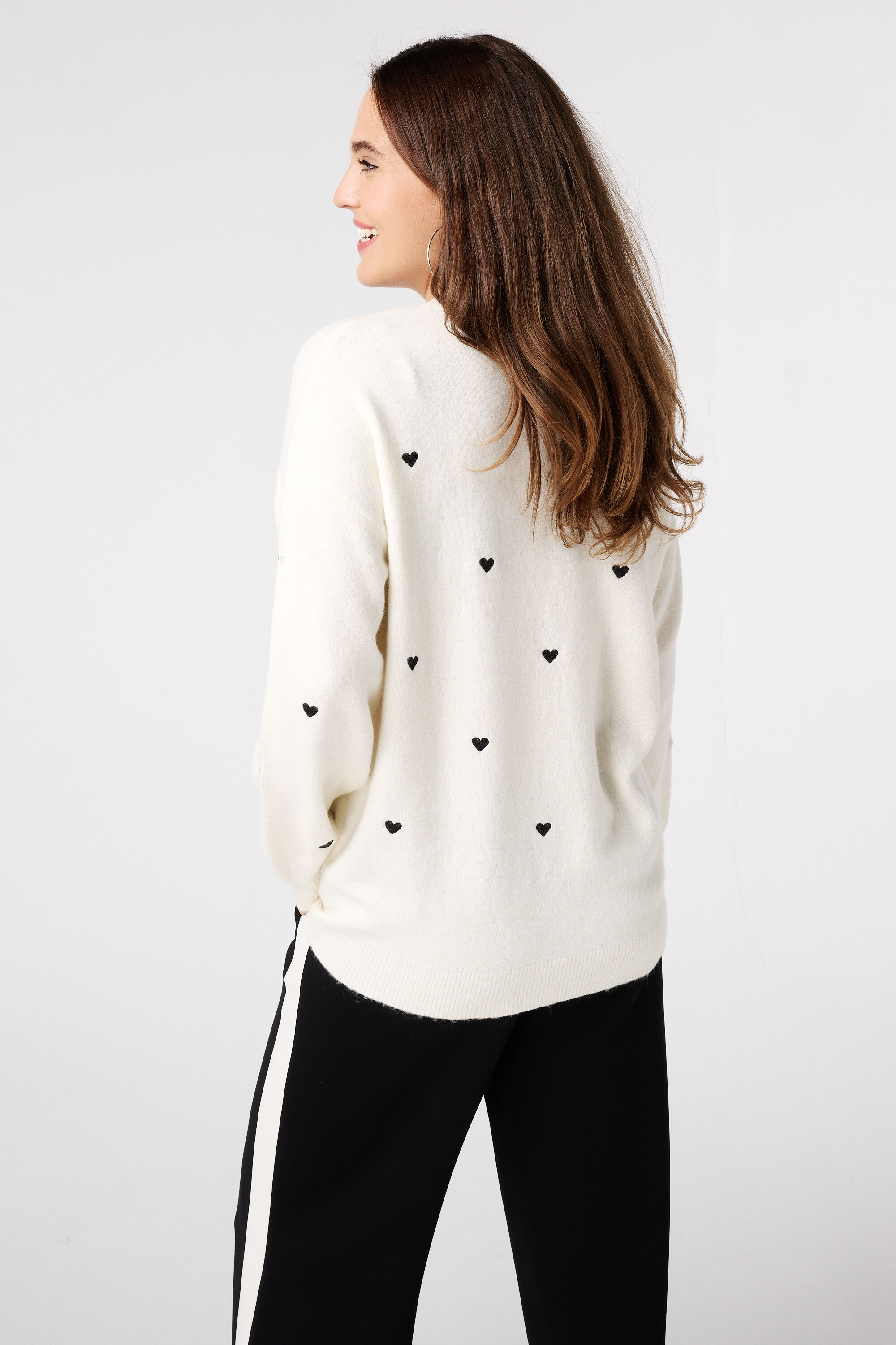 Fijn gebreide trui met geborduurde hartjes image number 3