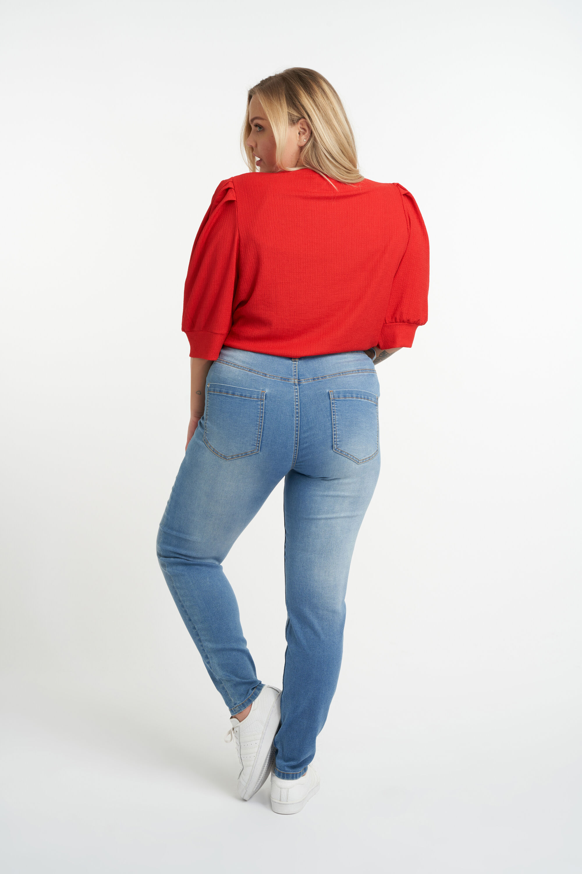 Jean aux fermetures d&eacute;coratives image number 3