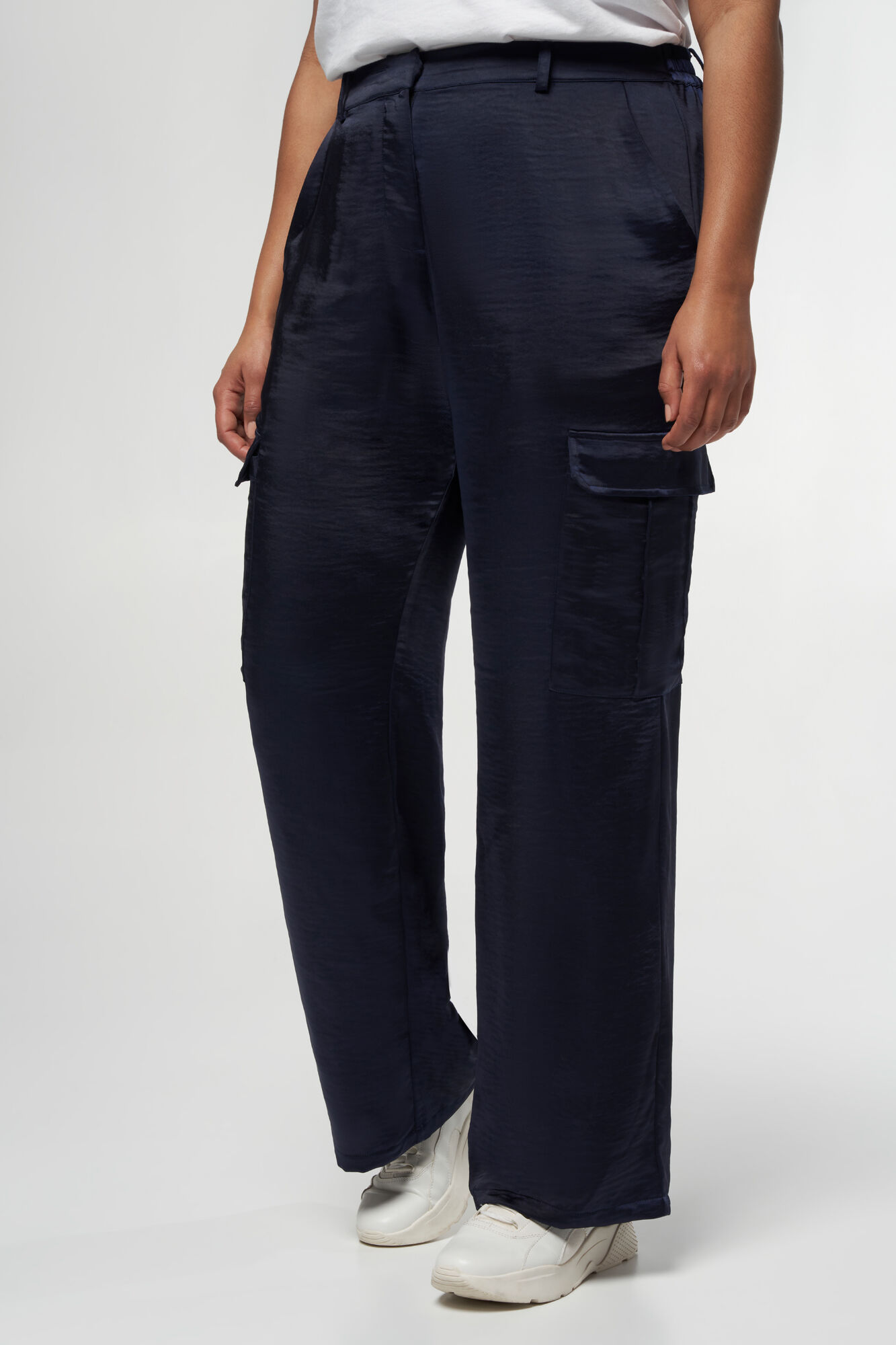 Satijnen look pantalon met cargo zakken image number 5