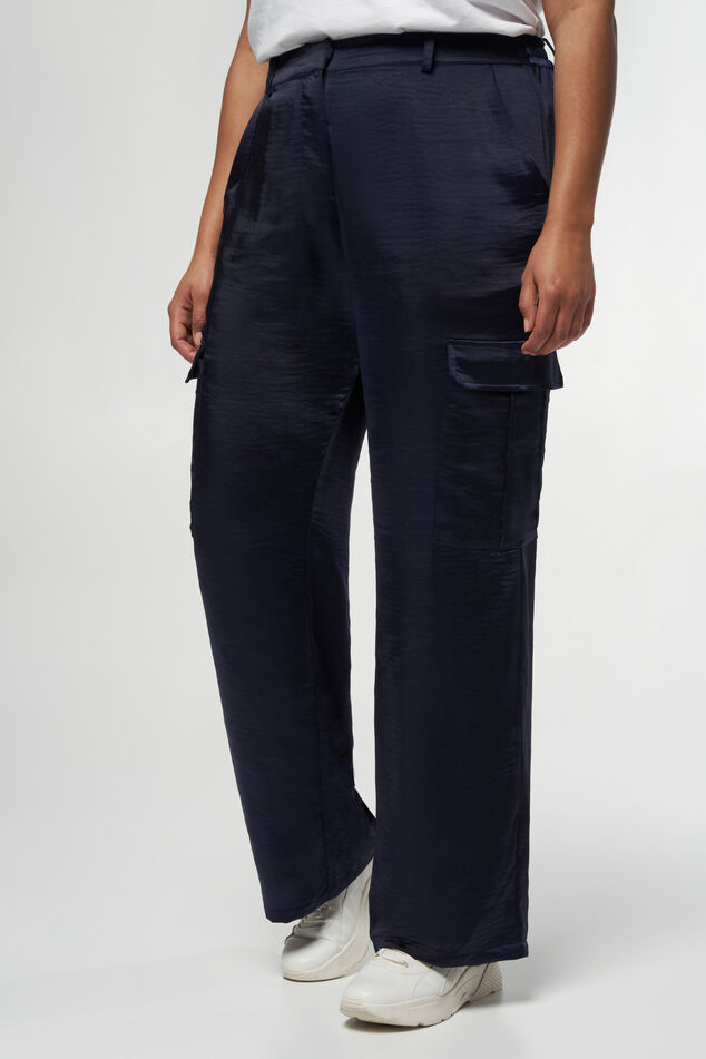 Pantalon aspect satiné avec poches cargo image 3