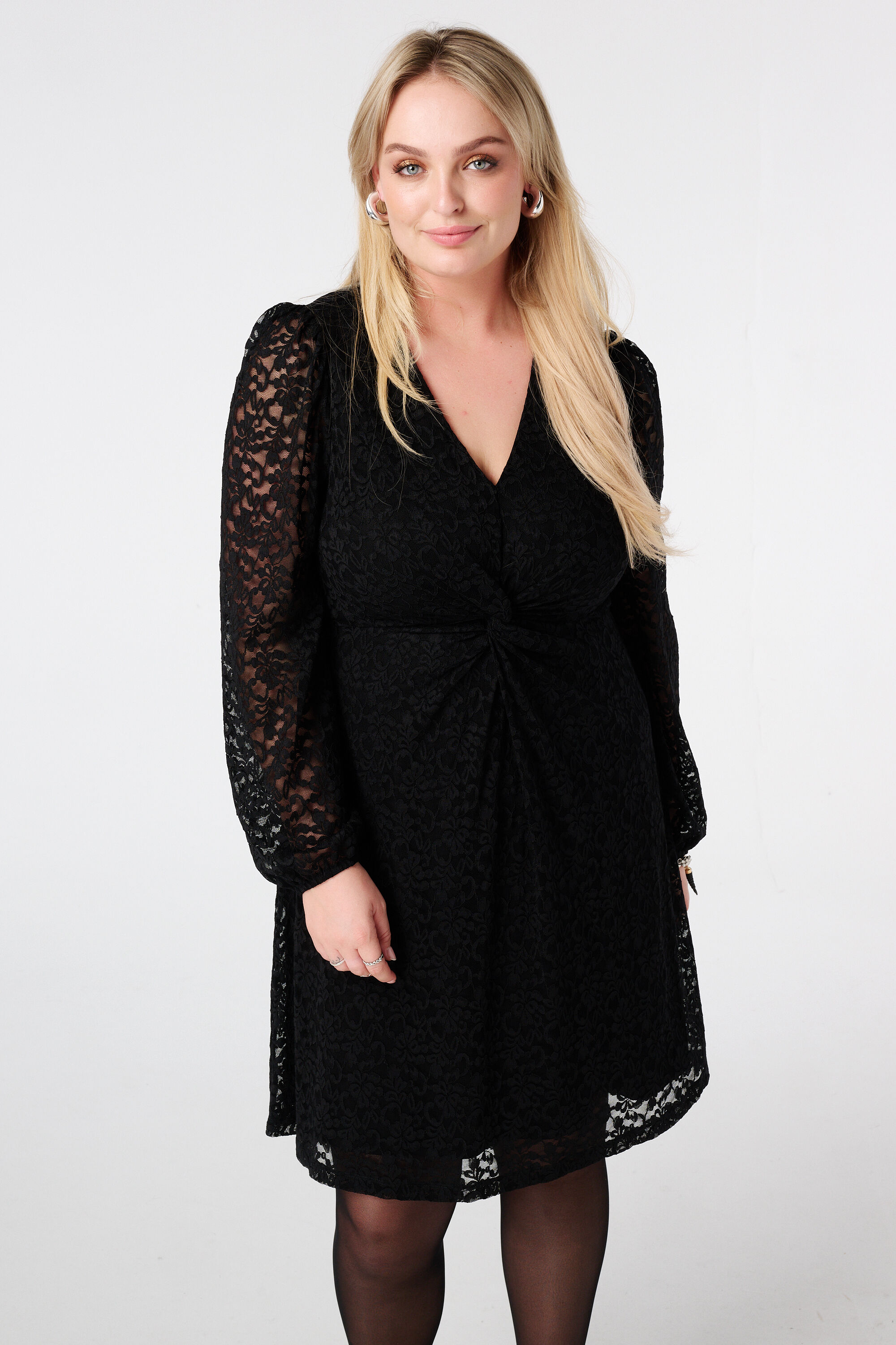 Jurk van kant met knoopdetail image number 5