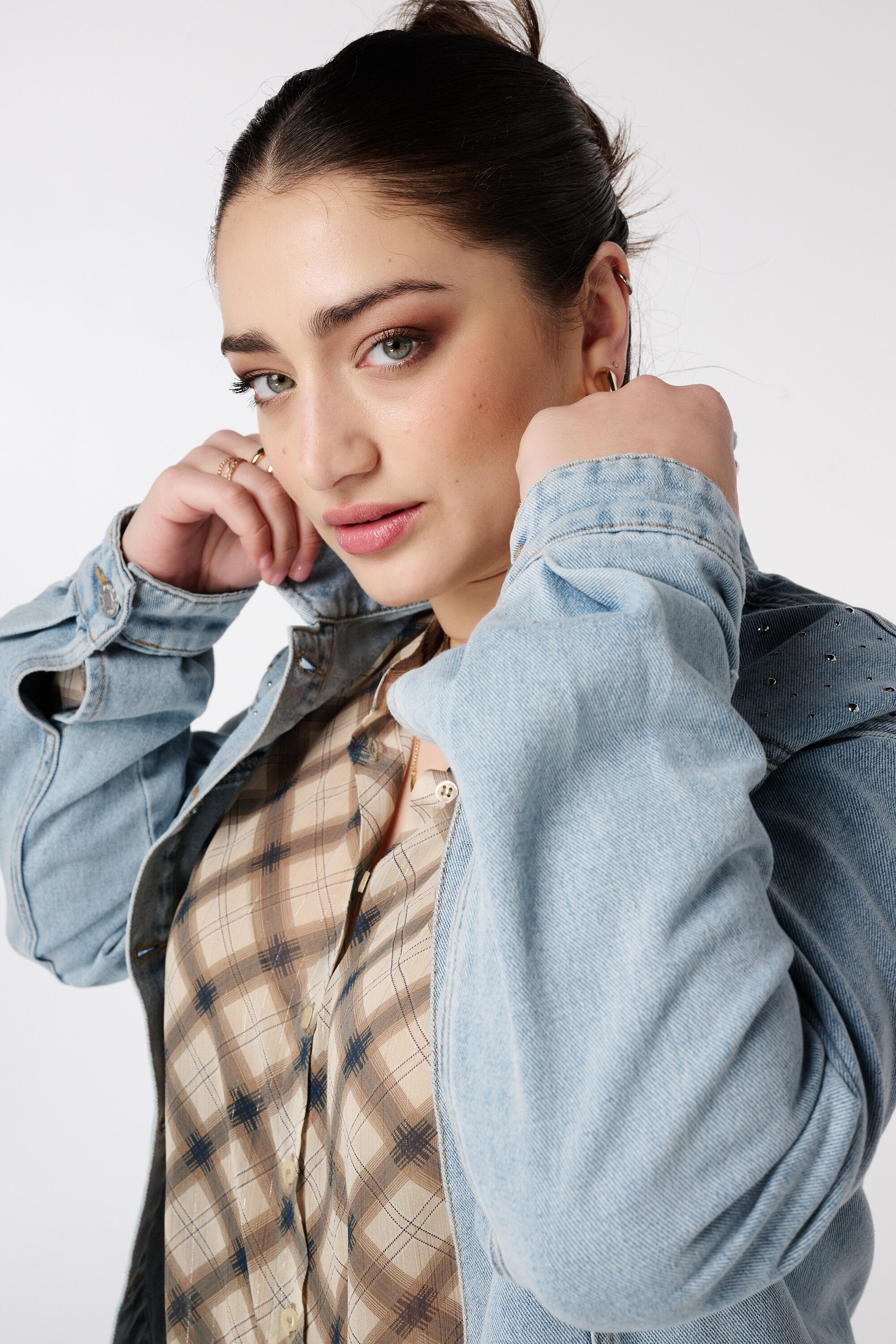 Veste en jean avec clous image number 4