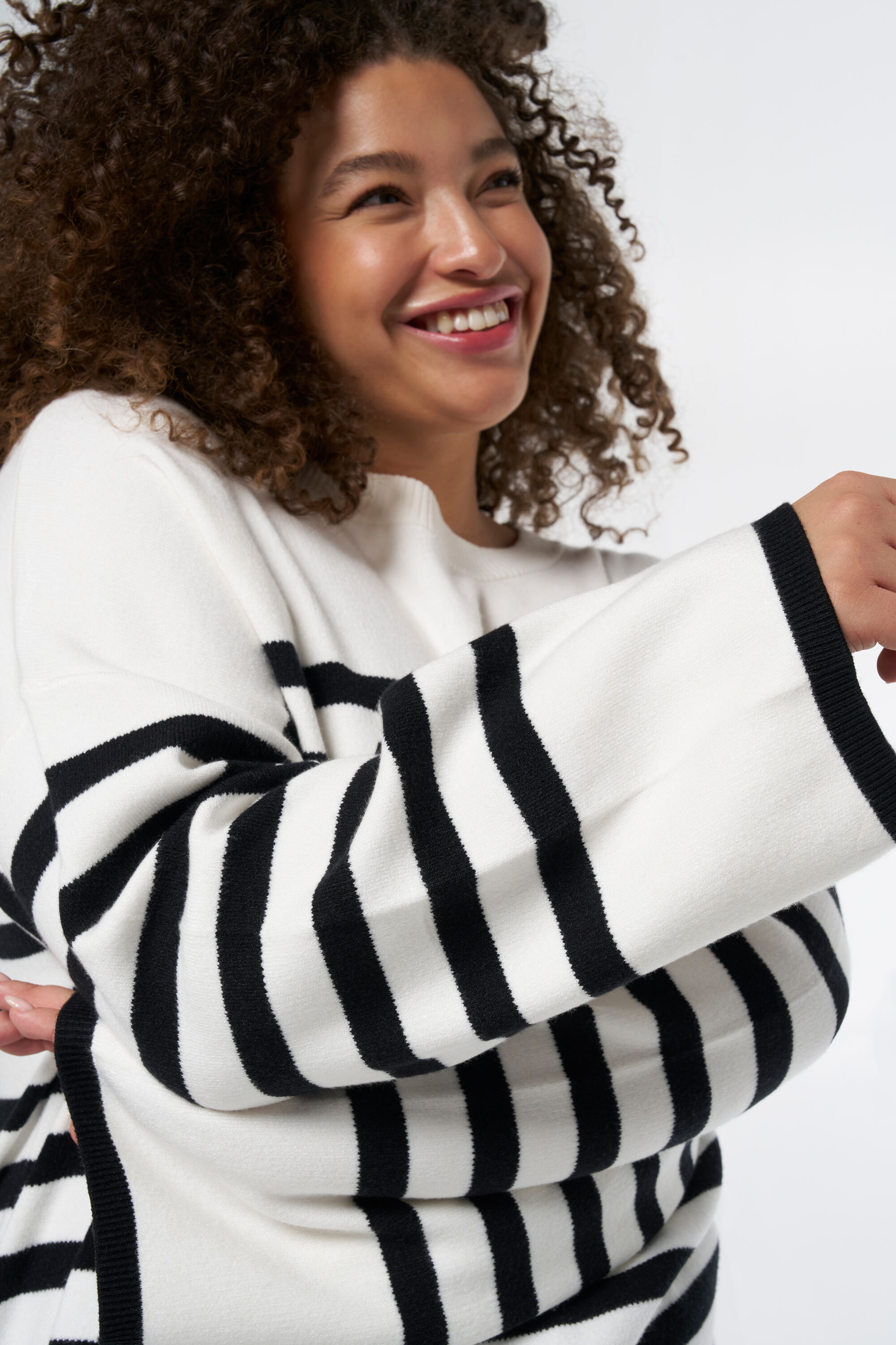 Pull ray&eacute; en maille image number 4