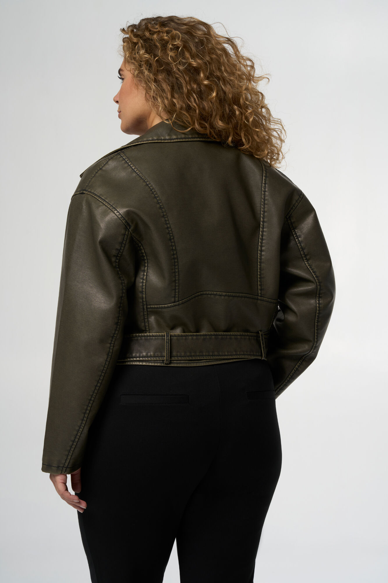 Une veste de style biker oversized au look en cuir image number 3