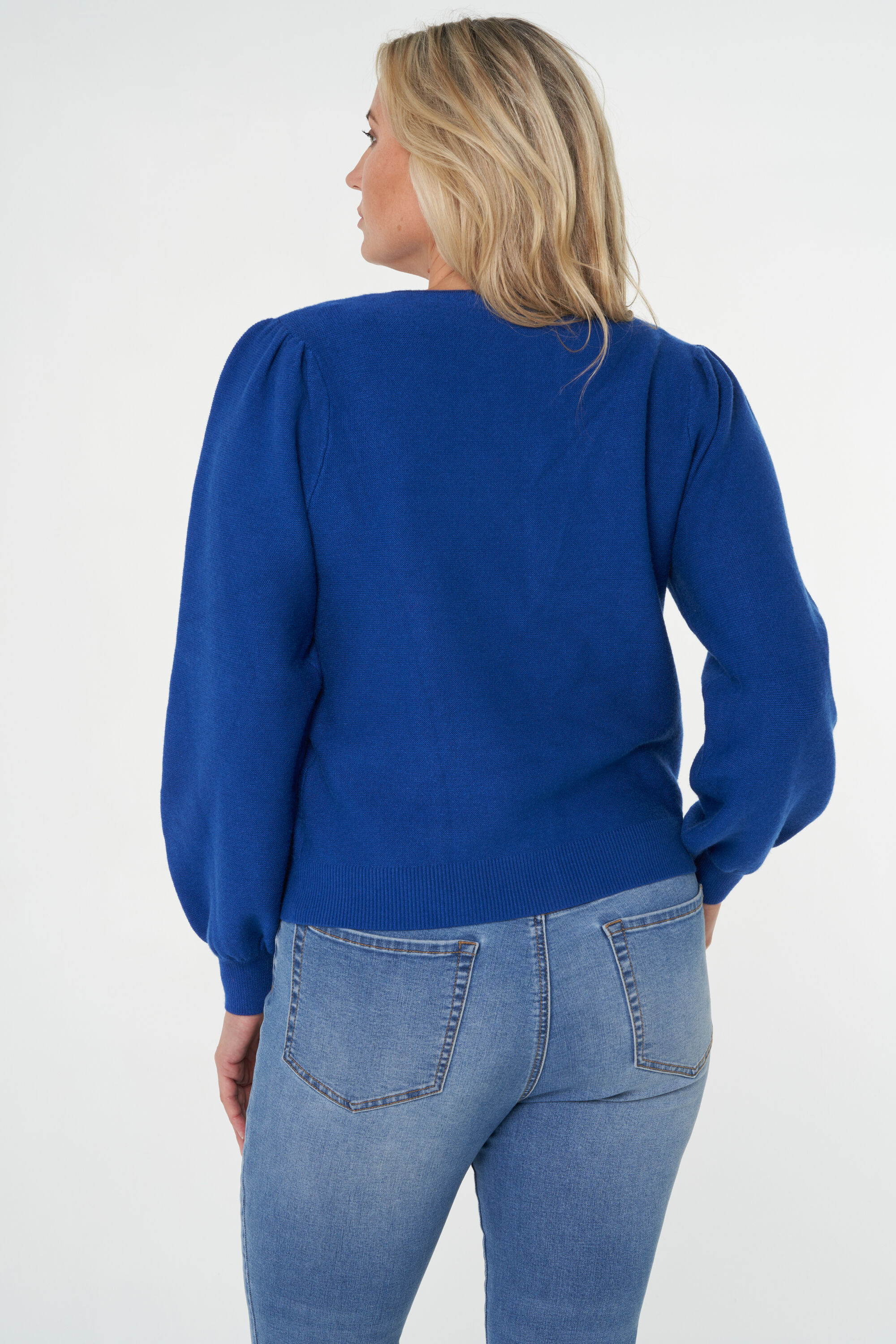 Fijngebreid vest met knopen image number 3