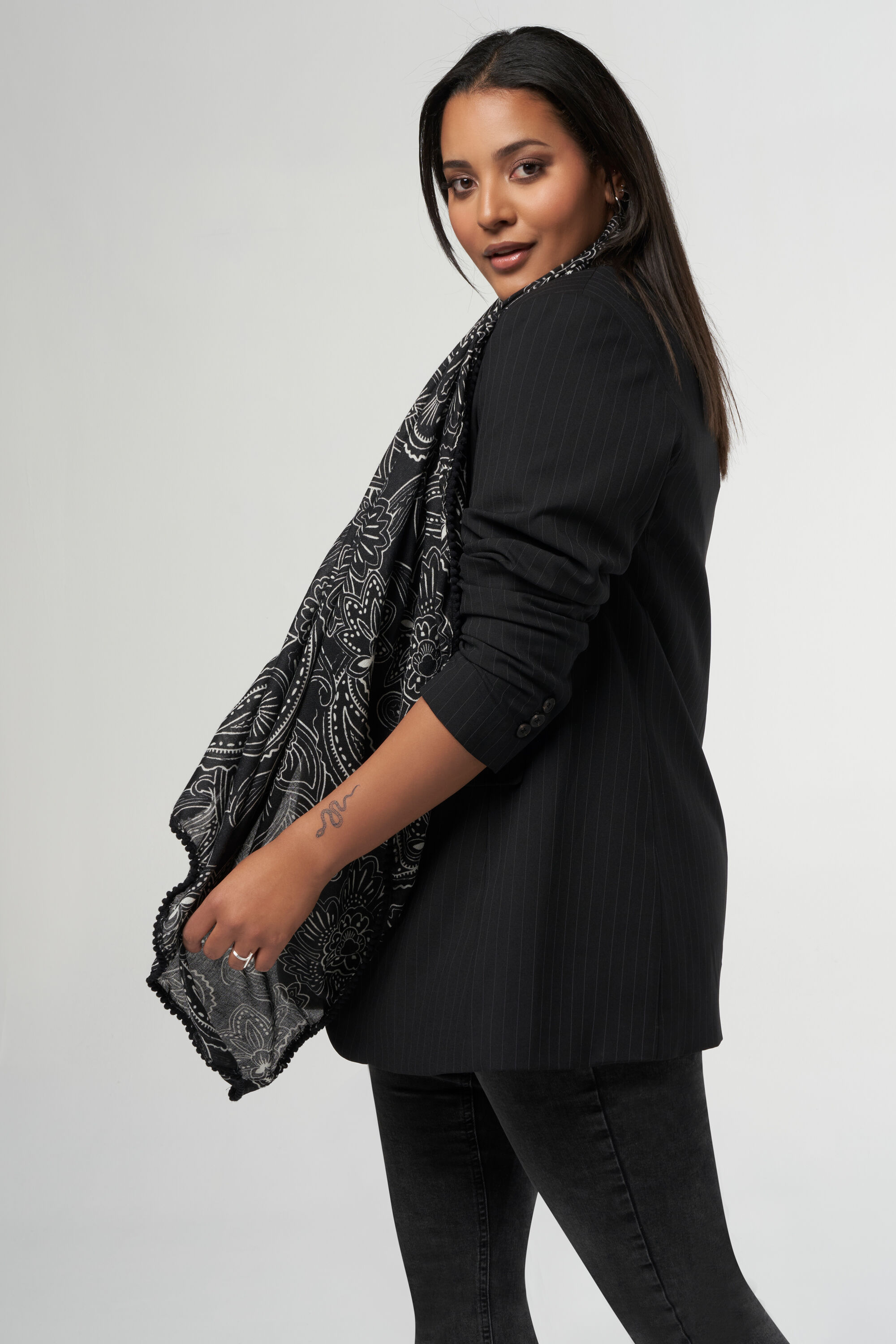 &Eacute;charpe avec imprim&eacute; paisley  image number 3