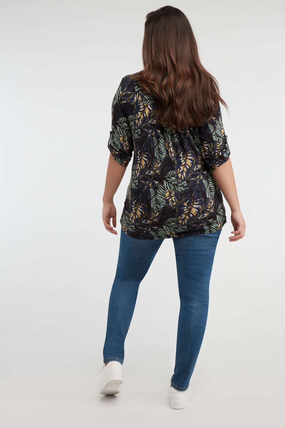 Jean coupe slim avec cha&icirc;ne image number 3