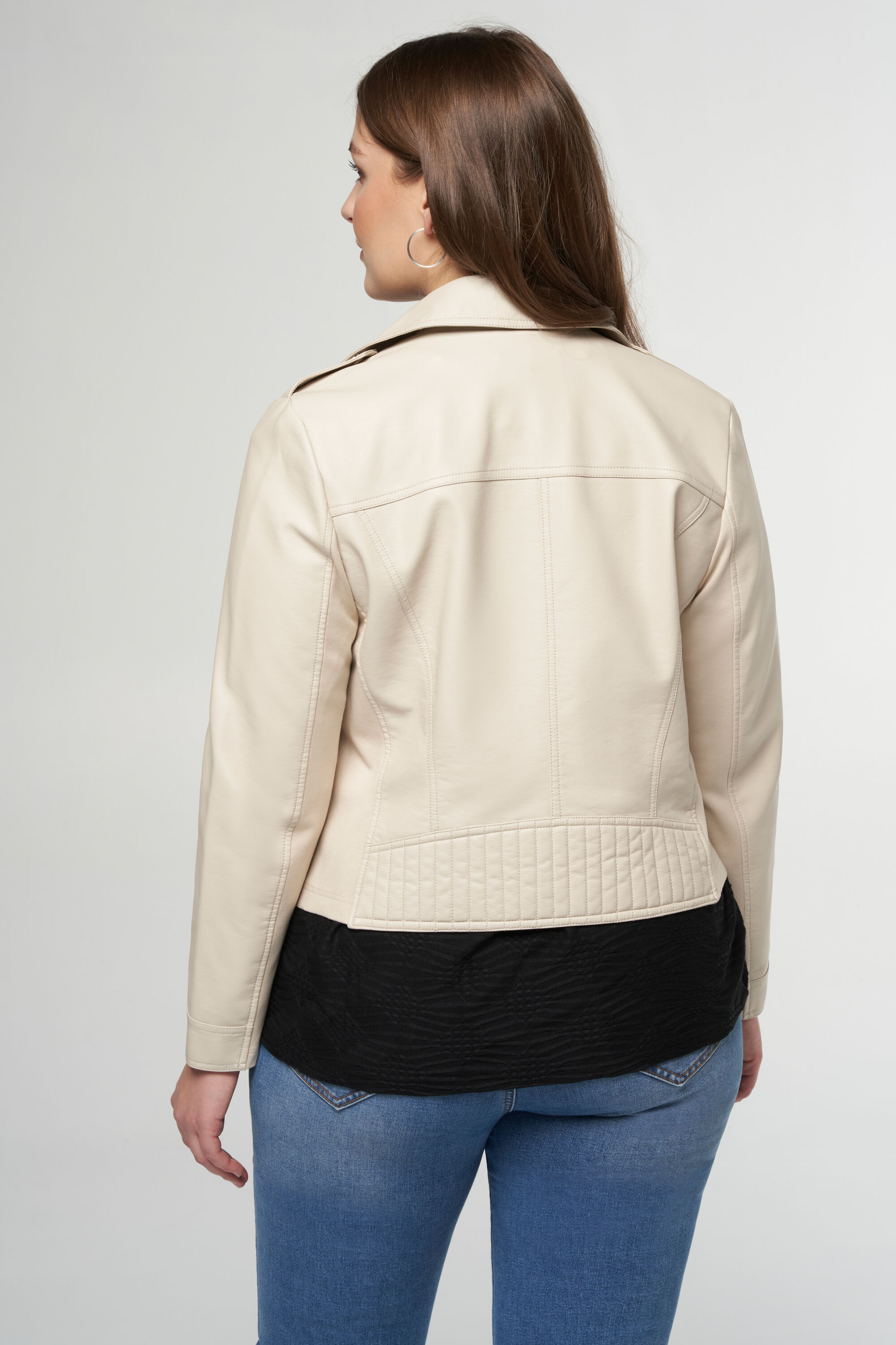 Veste au look en cuir et aux d&eacute;tails argent&eacute;s. image number 3